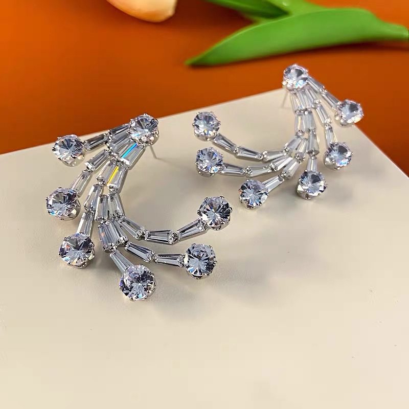 Fashionable pearl earrings, welded zircon earrings, simple and elegant earrings, trendy women's earrings Application Scenario