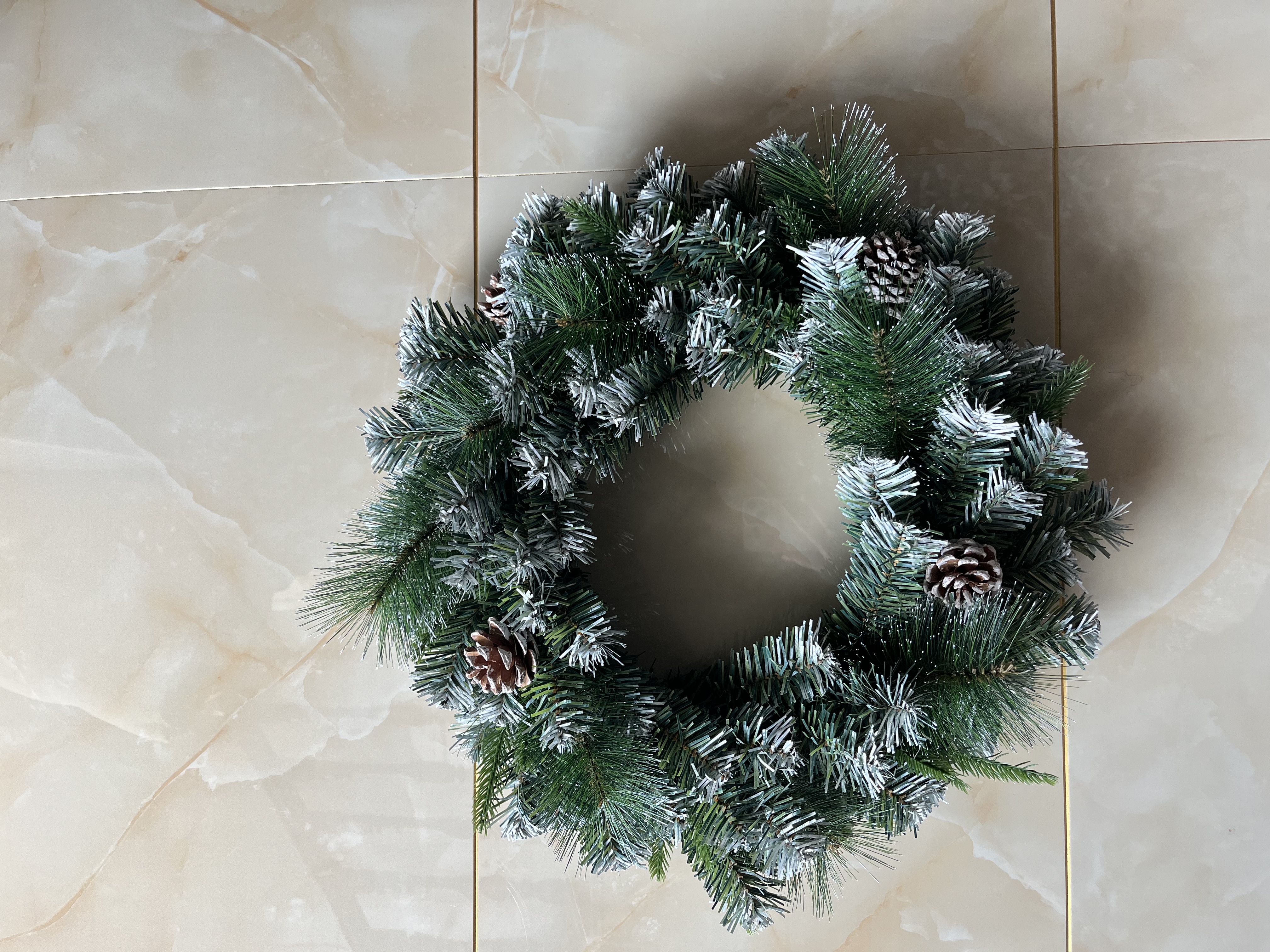 圣诞花环，圣诞装饰花环，松针混合花环，带松果喷白花环