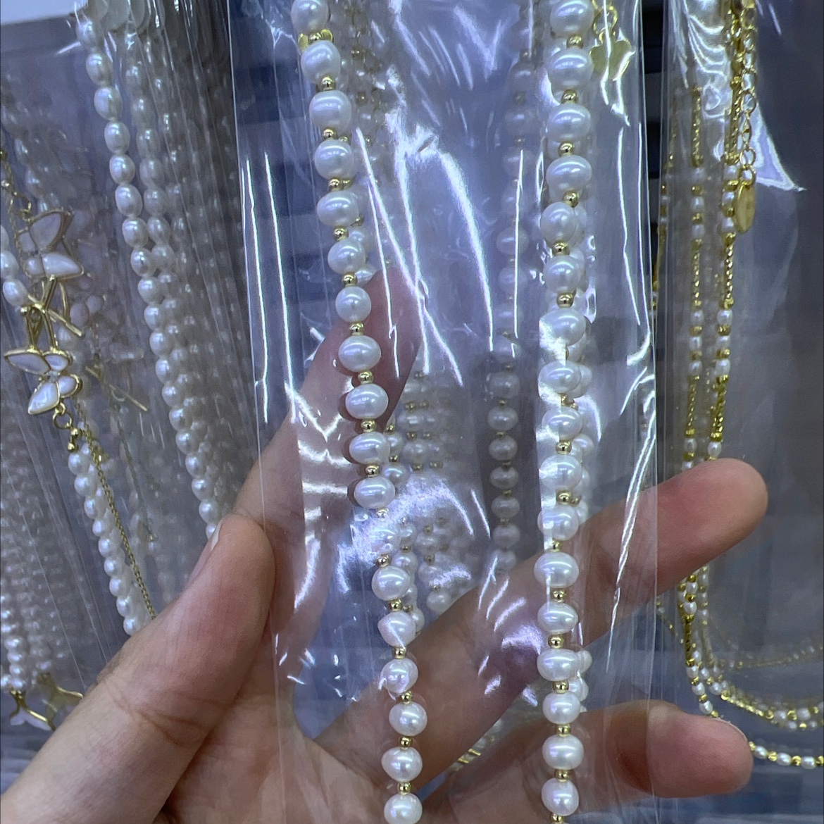 Elegant and refined, deep-sea white mother-of-pearl fish tail pendant, freshwater pearl necklace, women's light luxury design, collarbone chain Specification image