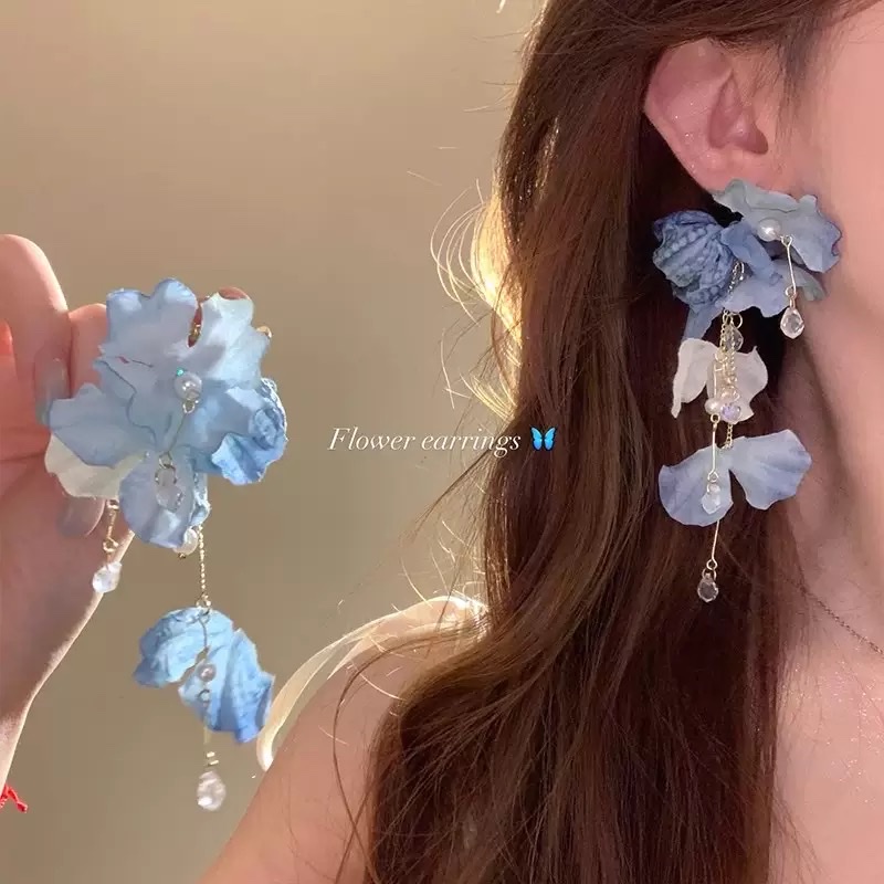 Douyin's best-selling super flash Zircon earrings, women's light luxury, niche and high-end ear rings, sweet and cool, internet-famous exquisite ear clips and earrings detail image 4