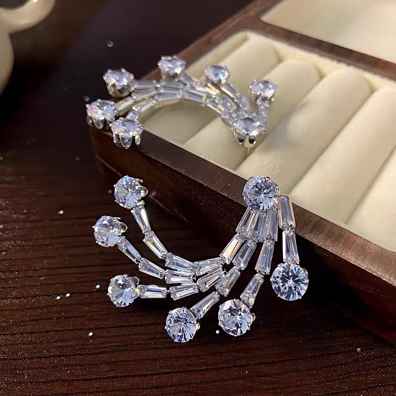 Fashionable pearl earrings, welded zircon earrings, simple and elegant earrings, trendy women's earrings Item Picture