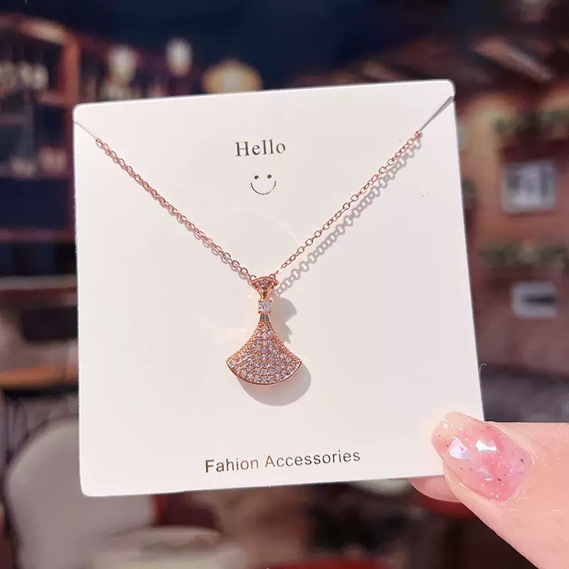 Korean style, light luxury, full diamond titanium steel necklace, women's fashion, versatile, internet-famous collarbone chain, flower pendant, high-end jewelry detail image 6