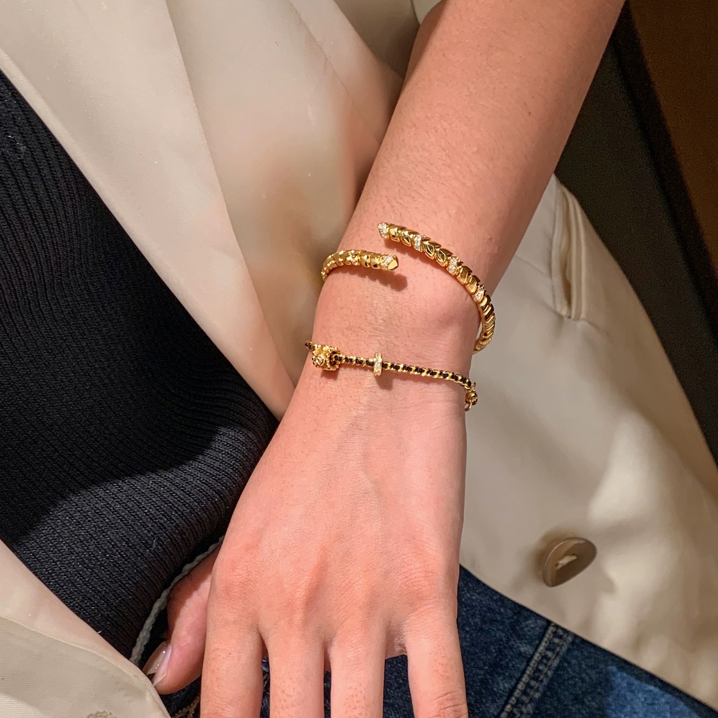 A vintage black rope gold four-leaf clover bracelet for women, a light luxury, niche and high-end look, a small waist accessory for attracting wealth details Picture