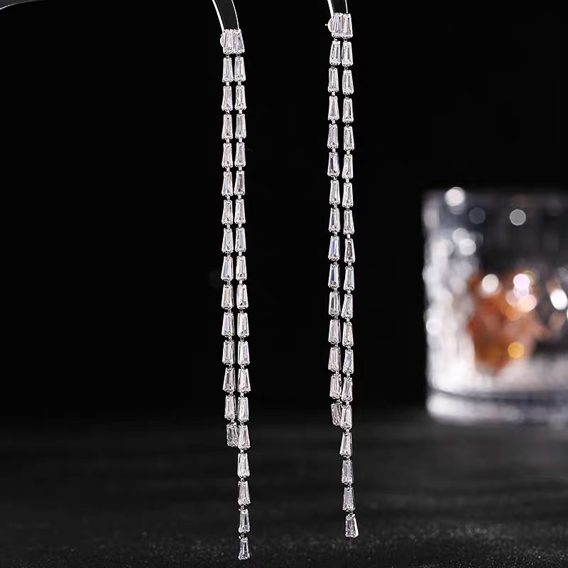 Accessories, earrings, long pants, earrings, welded zircon earrings, elegant and stylish women's style, fashionable and versatile Application Scenario