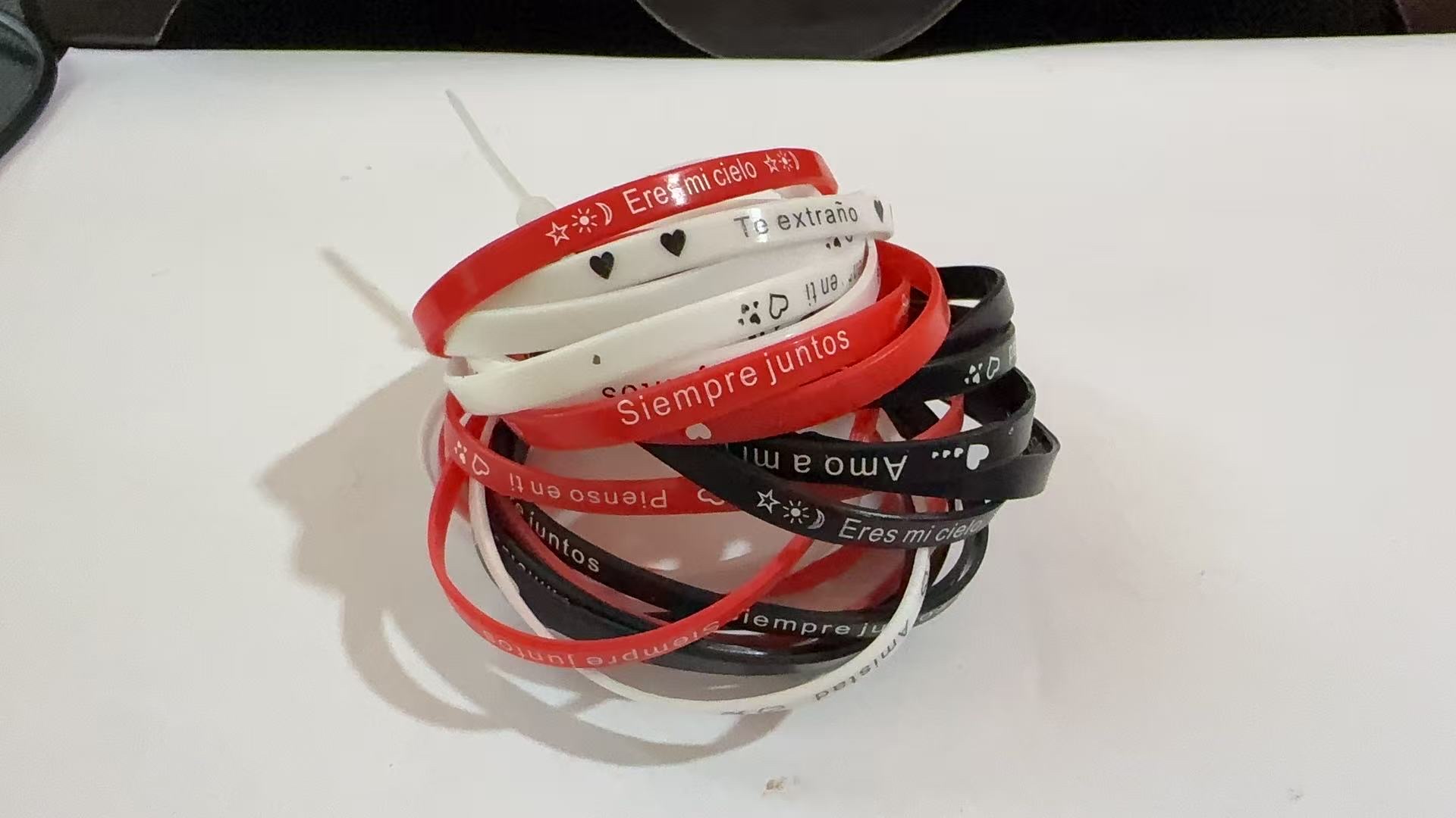 时尚环保潮流硅胶手环，可根据客户要求来样订做，