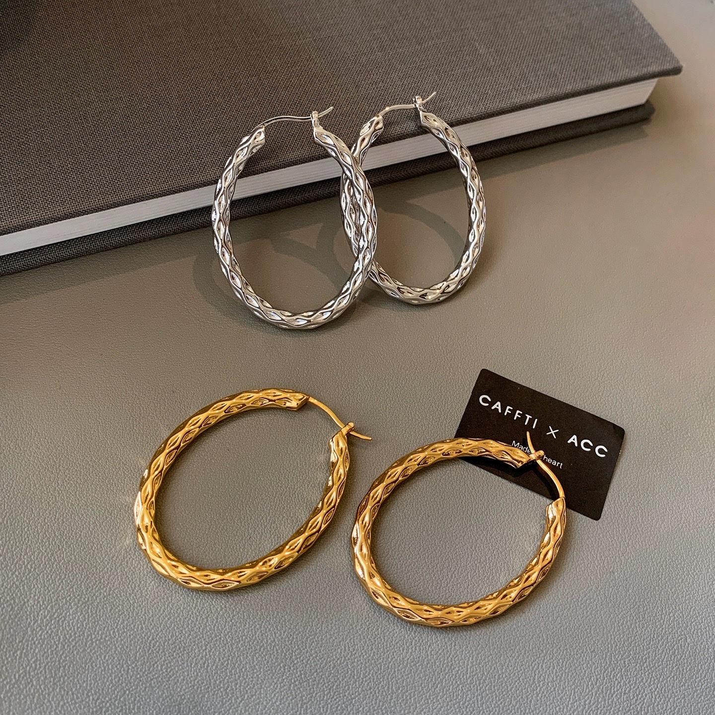 European and American exaggerated gold and silver diamond-shaped large plain ring earrings, each ring exudes a sense of high-end luxury, light luxury, old money style, 2025 super popular earrings and earrings Application Scenario