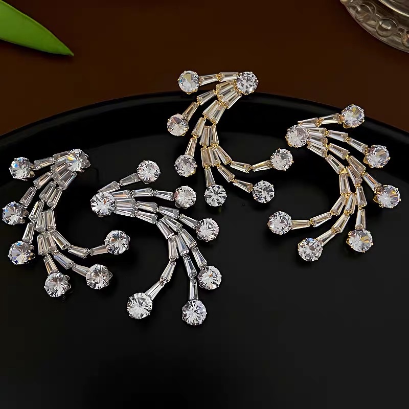 Fashionable pearl earrings, welded zircon earrings, simple and elegant earrings, trendy women's earrings details Picture