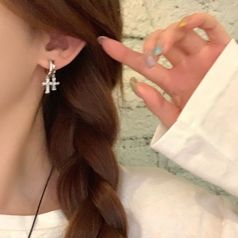 冷淡风精致闪钻十字架耳钉小众轻奢高级感耳骨夹无耳洞女新款耳饰冷淡风精致闪钻十字架耳钉小众轻奢高级感耳骨夹无耳洞女新款耳饰细节图