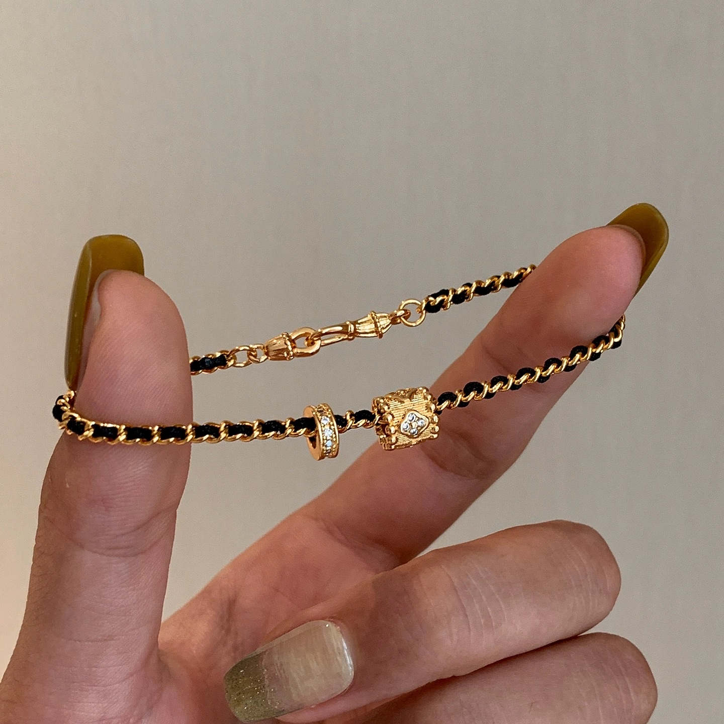 A vintage black rope gold four-leaf clover bracelet for women, a light luxury, niche and high-end look, a small waist accessory for attracting wealth detail image 3