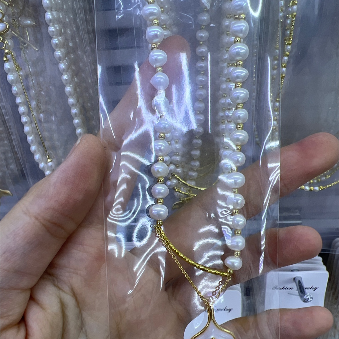 Elegant and refined, deep-sea white mother-of-pearl fish tail pendant, freshwater pearl necklace, women's light luxury design, collarbone chain details Picture