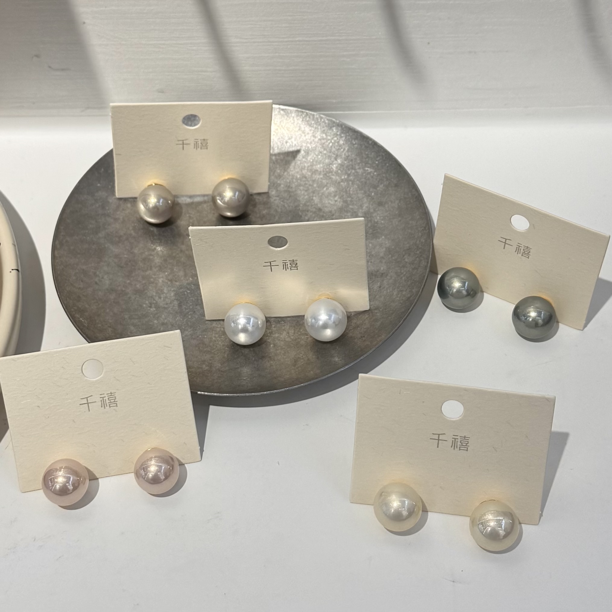 时尚饰品耳饰耳钉珍珠耳环 质感简约百搭潮流配饰 经典永不过时 让耳畔间绽放风采