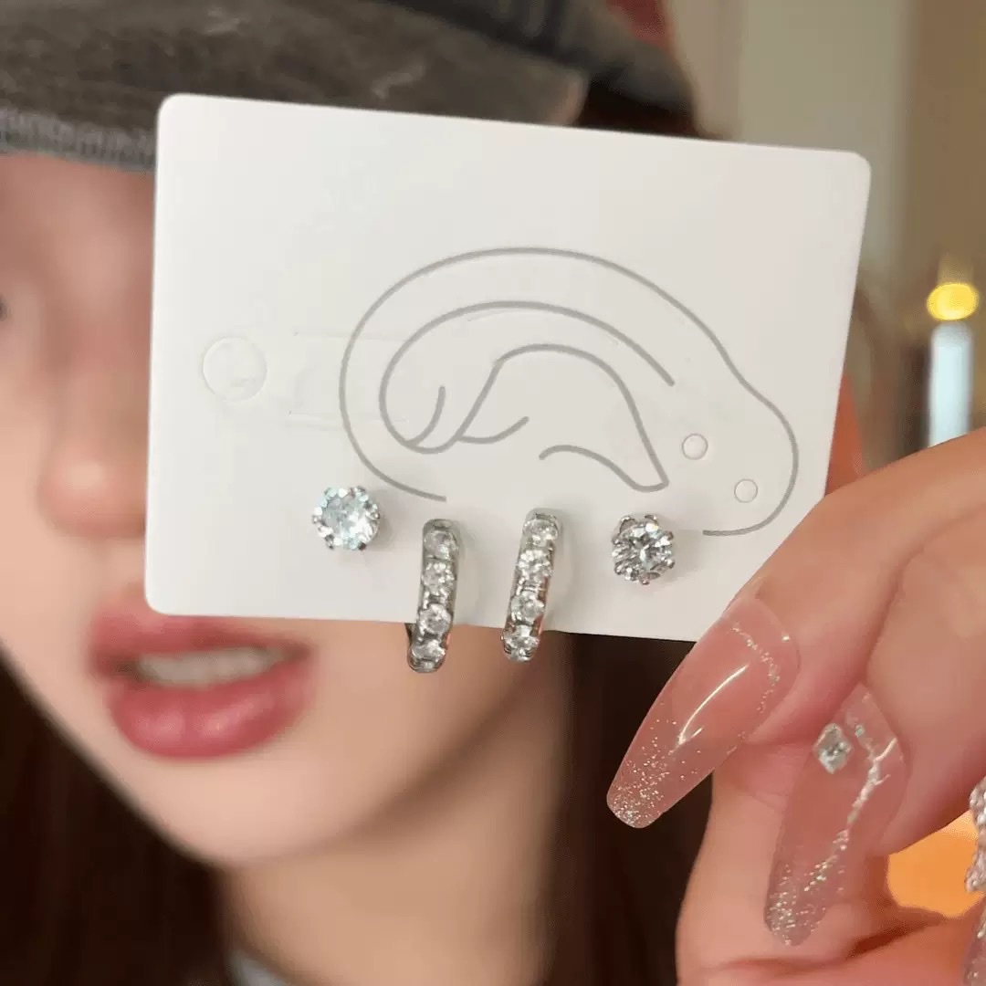 Douyin's best-selling super flash Zircon earrings, women's light luxury, niche and high-end ear rings, sweet and cool, internet-famous exquisite ear clips and earrings detail image 5