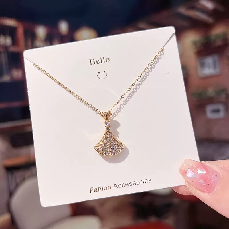Korean style, light luxury, full diamond titanium steel necklace, women's fashion, versatile, internet-famous collarbone chain, flower pendant, high-end jewelry detail image 5