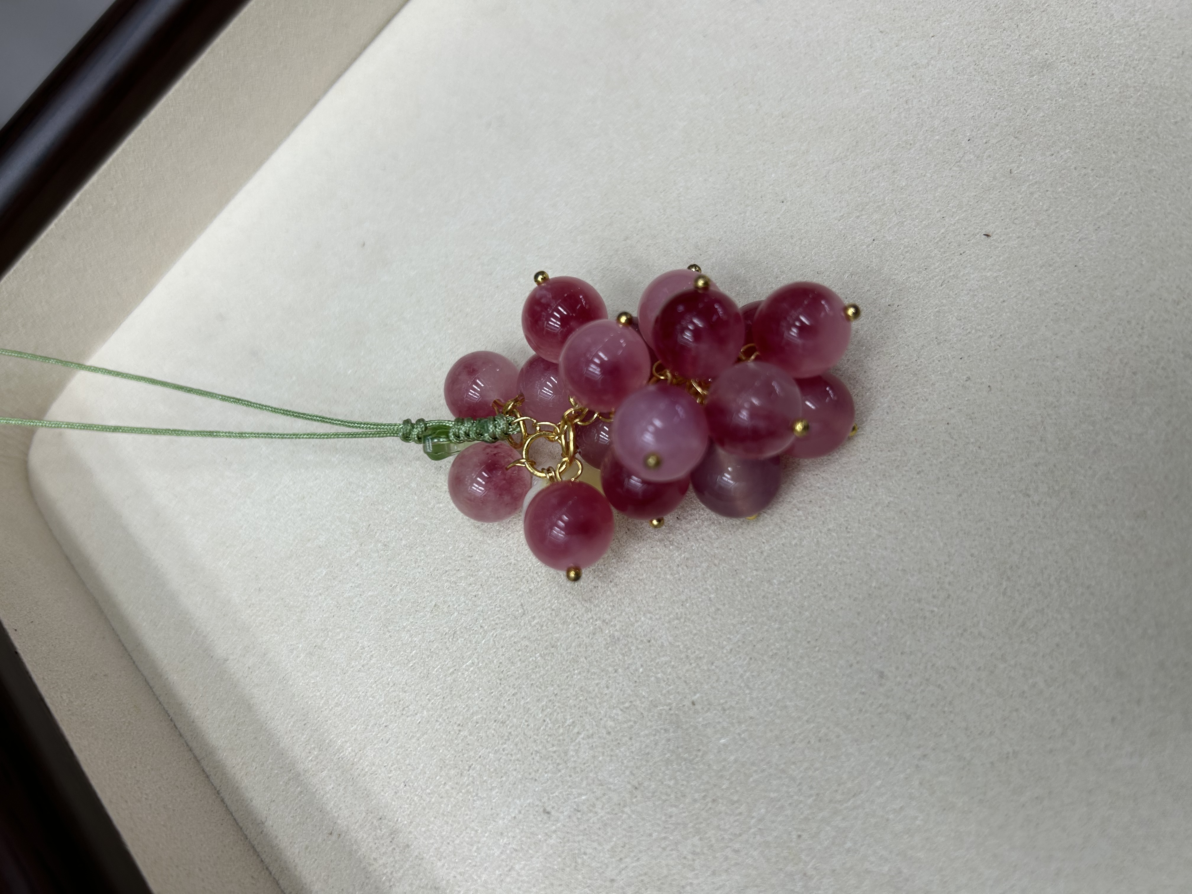 الكريستال الكريستال في البحر الشرقي و الزبدة العنب الأحمر 🍇 زينة نوط بوتيك المقتنيات Item Picture