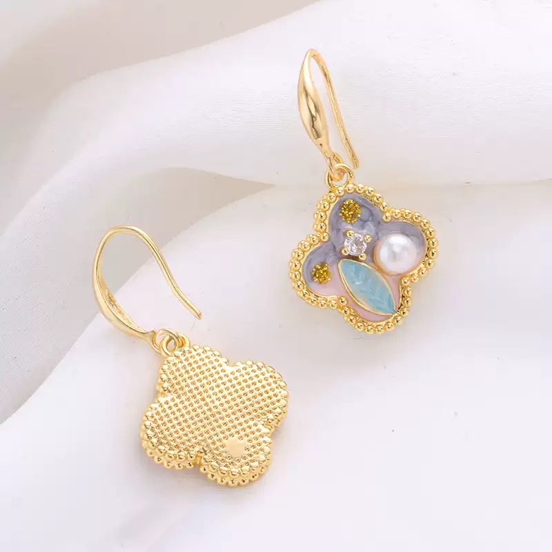 Natural freshwater pearl pendant ear hook set, four-leaf clover Monet Garden oil painting style universal buckle pendant earrings Application Scenario