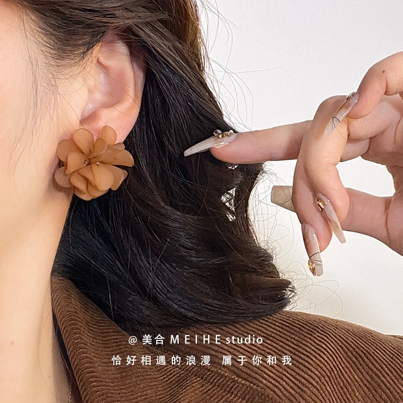 焦糖玛德琳~秋冬美拉德咖色哑光花瓣耳钉高级气质棕温柔花朵耳环饰品饰品饰品