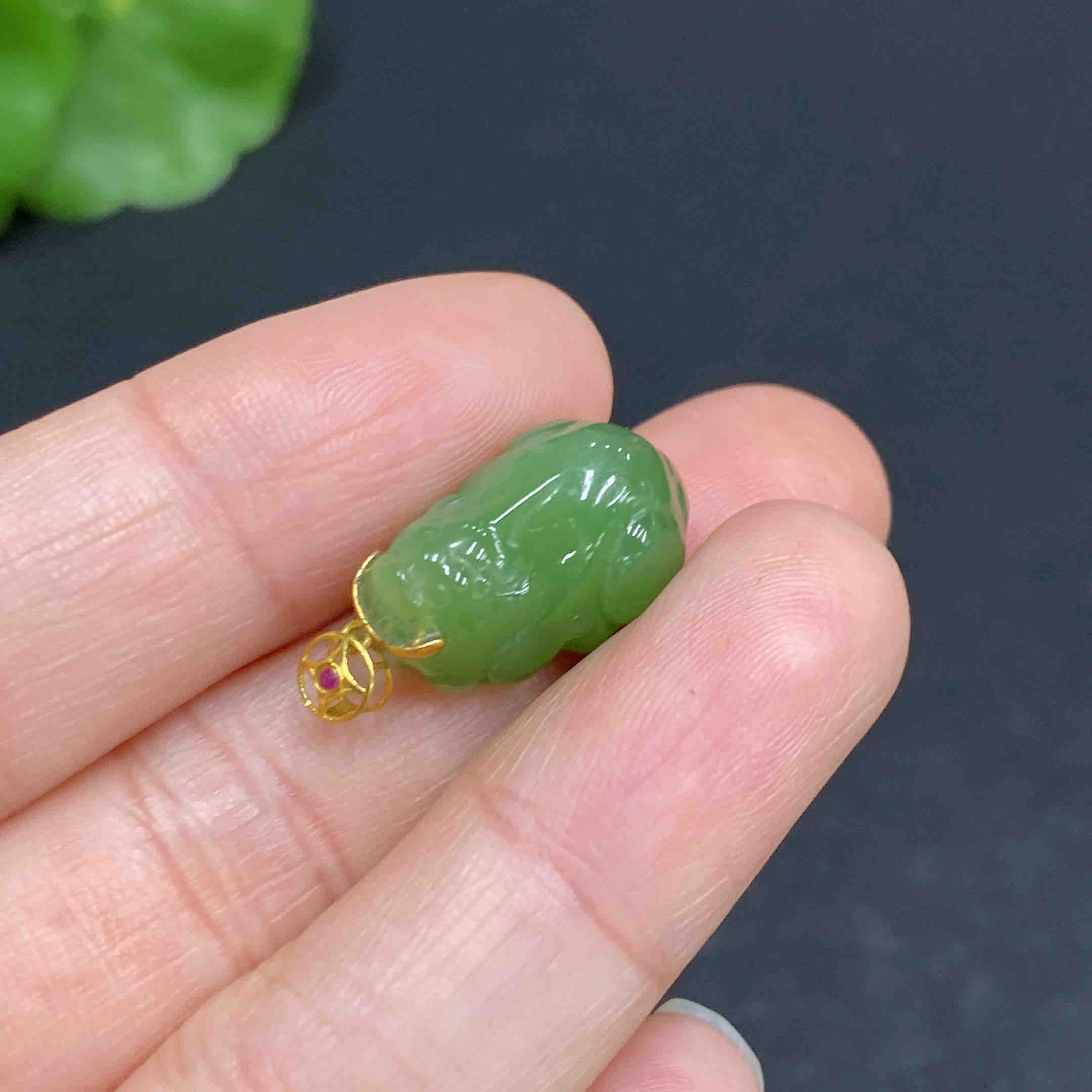 和田玉挂件     貔貅    18k金扣头     货品总重约2.5g详情2