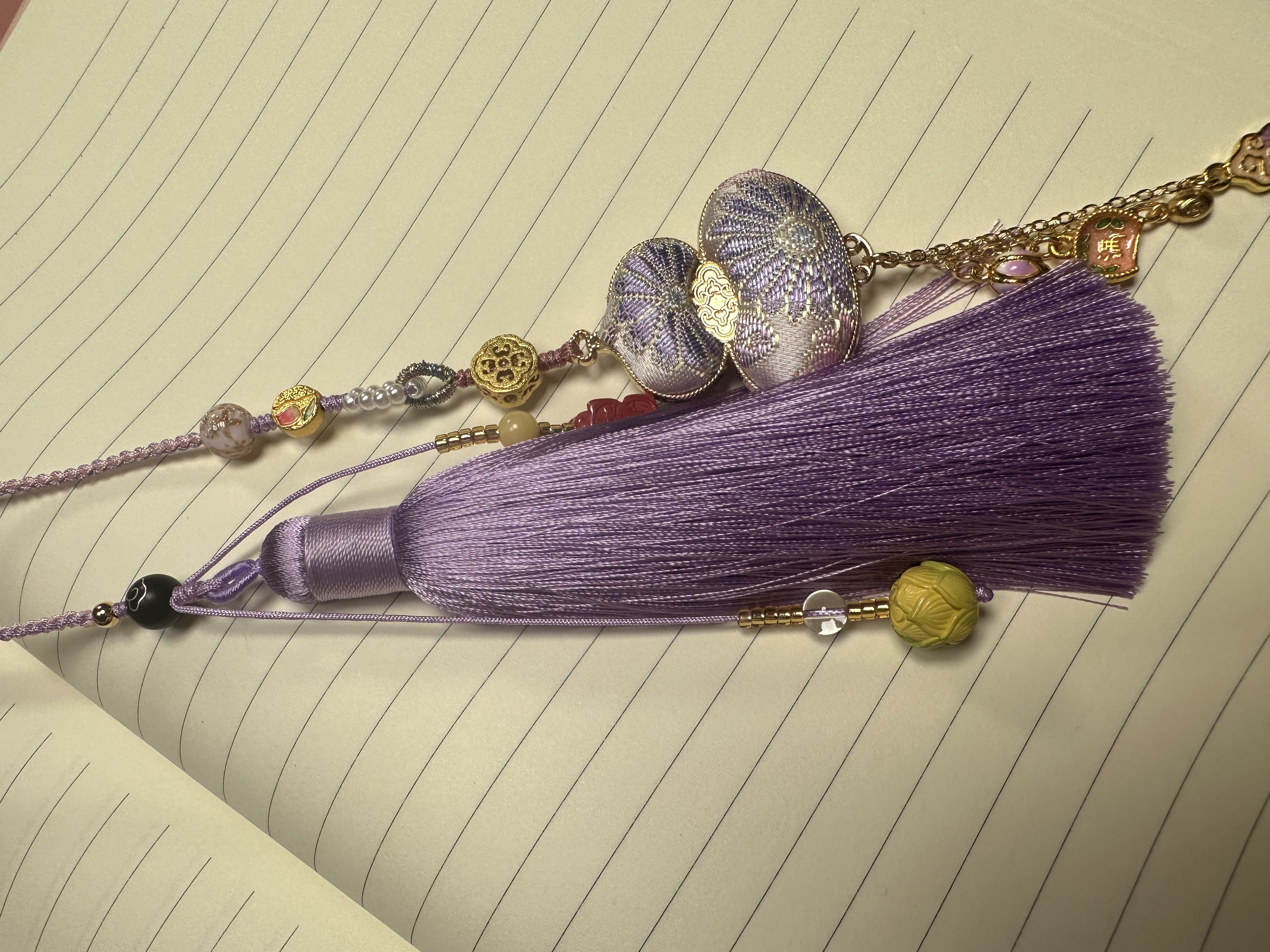 Handcrafted Song Jing gourd jewelry pendants are fashionable, individual, versatile, simple and trendy jewelry accessories and gifts Application Scenario