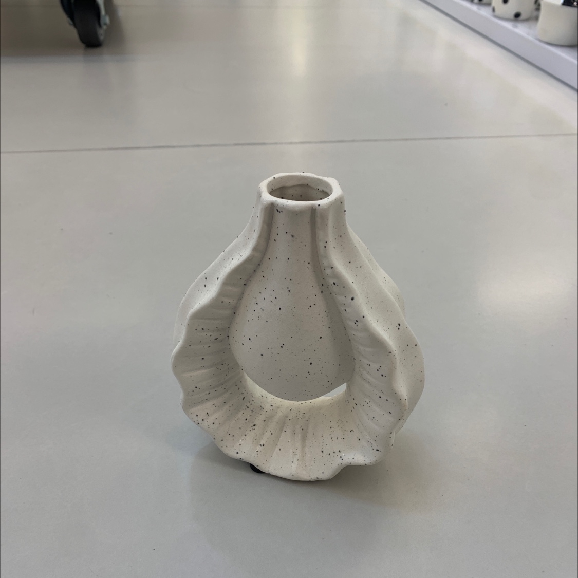 Ceramic vases, paper vases, resin aromatherapy ornaments, a variety of creative home decoration flower and vase arrangements, ceramic vases