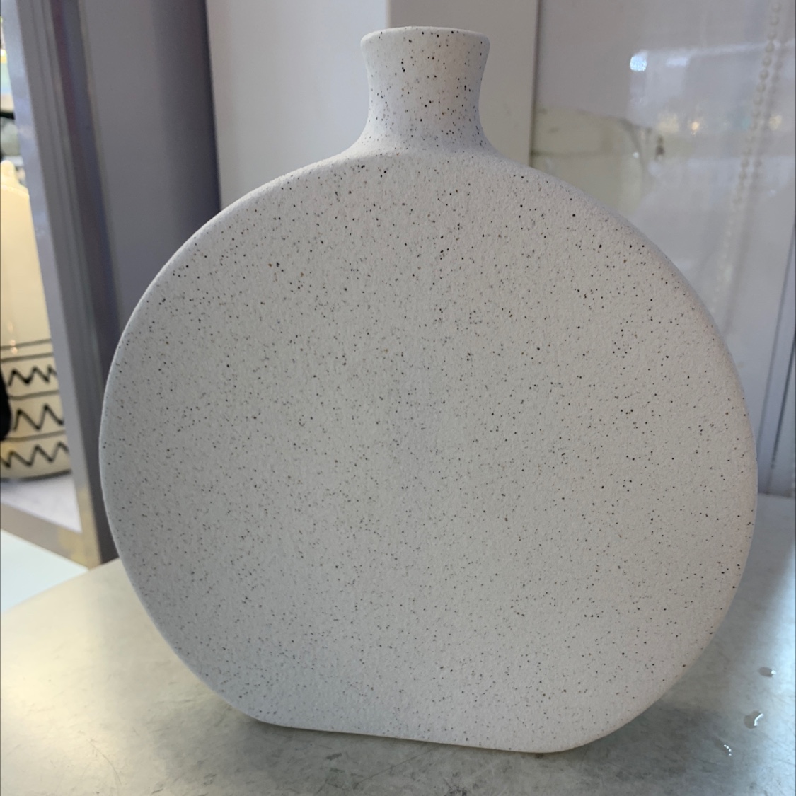 Ceramic vases, paper vases, resin aromatherapy ornaments, a variety of creative home decoration items, beautiful and practical ceramic vases