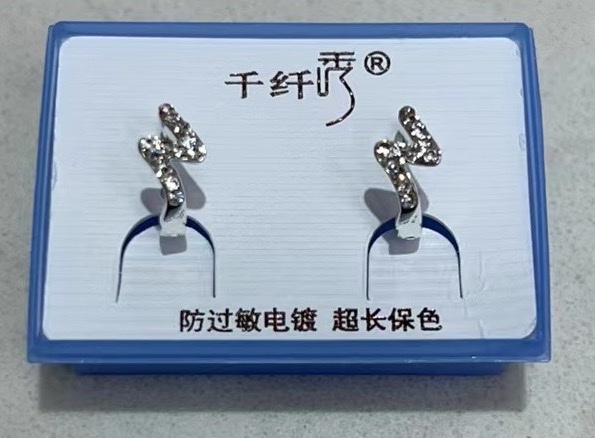 千纤秀铜镀厚银点钻闪电款耳饰简约时尚耳饰圈圈耳扣女款潮流配饰