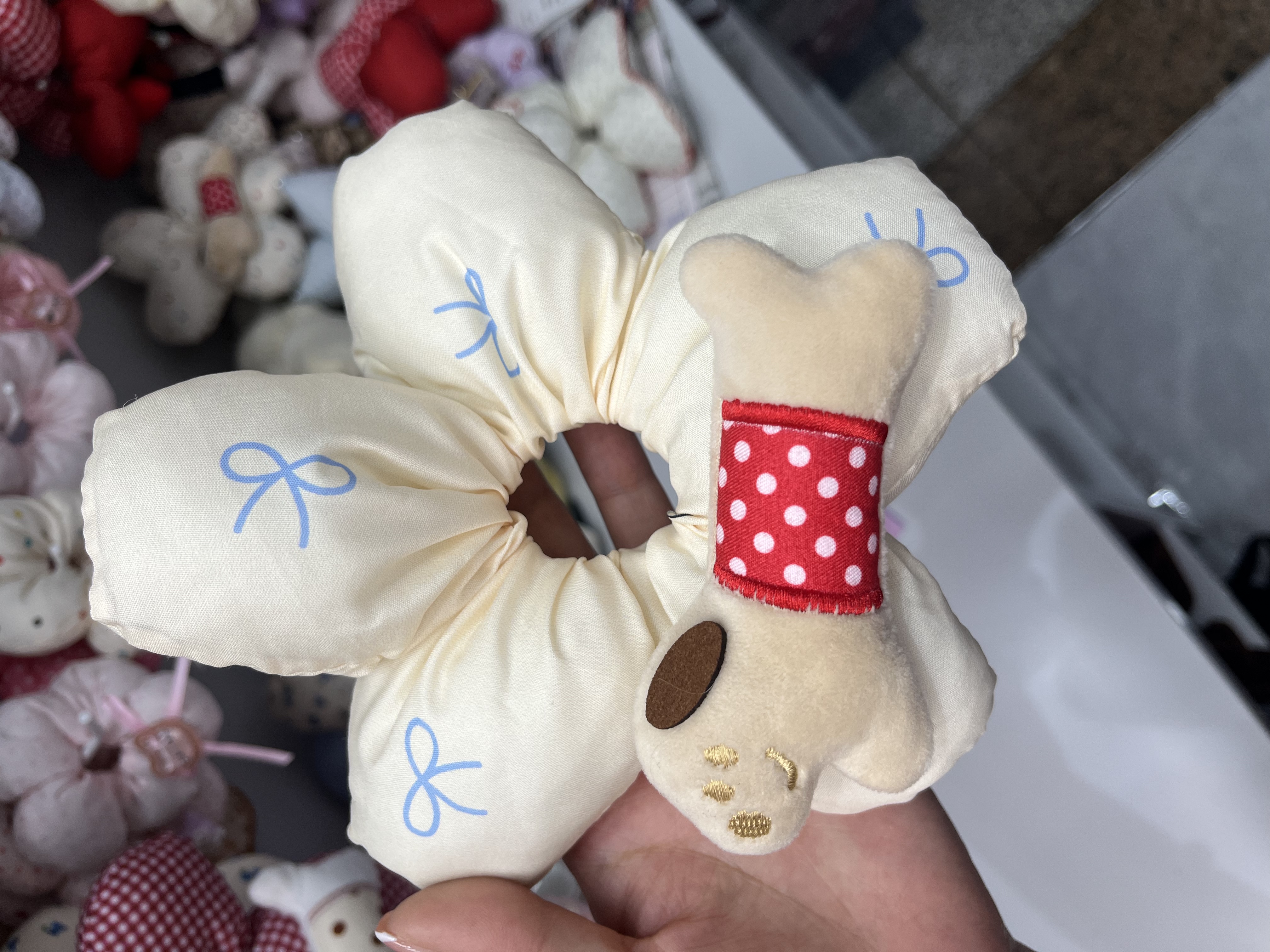 Trendy and fashionable dachshunds with cotton puffy hair bands, high ponytail hair bands and large intestine bands Specification image