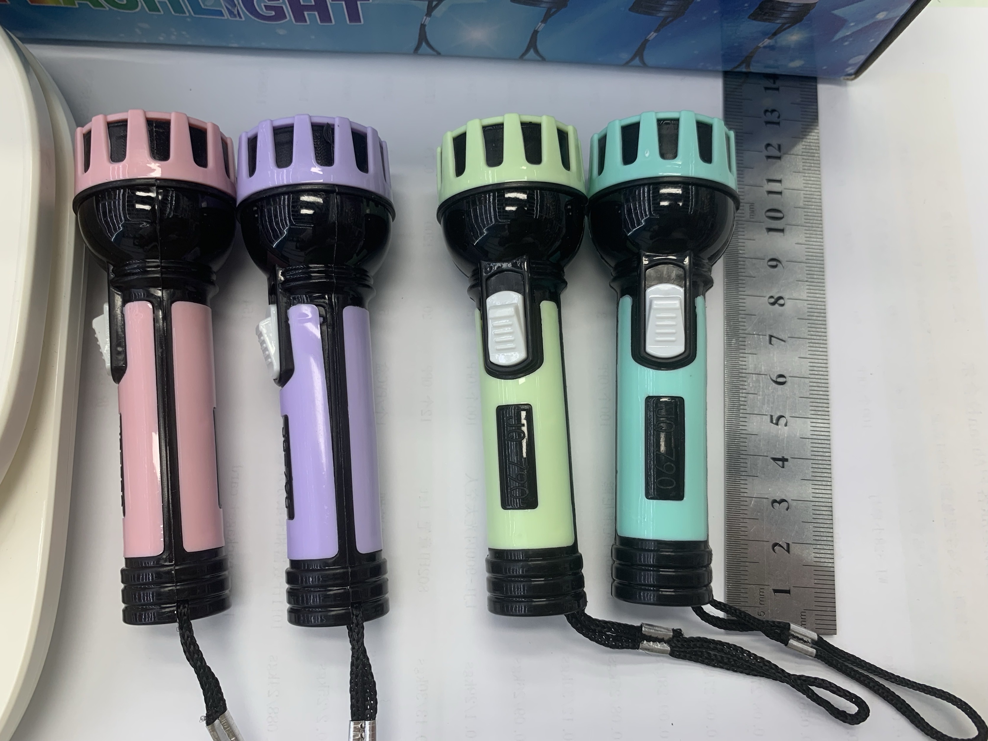 塑料手电筒、LED强光小电筒、便携户外照明灯、迷你家用手电筒，老人小孩都可使用的安全手电筒详情图2