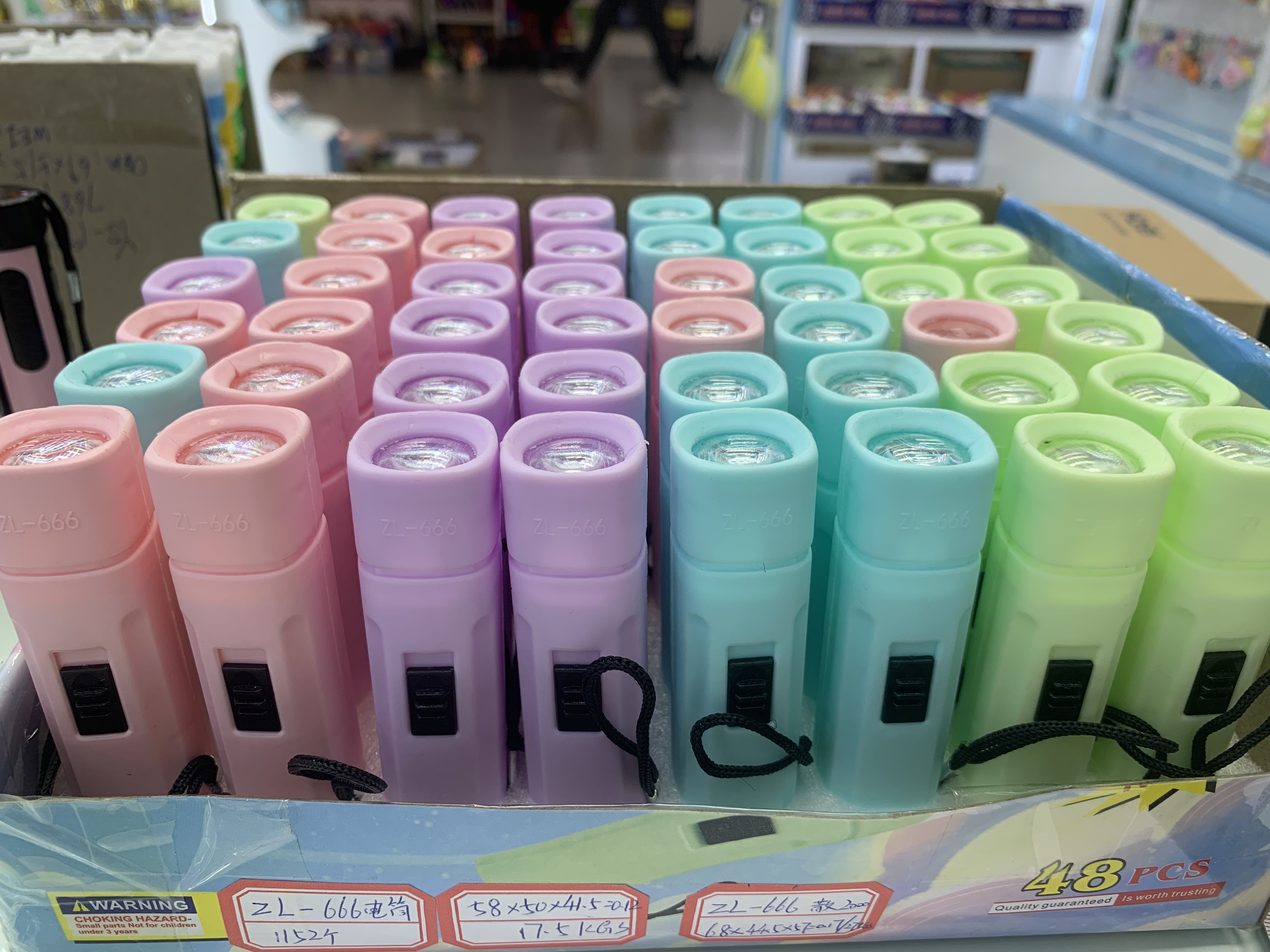 家用小电筒、塑料LED电筒 迷你小电筒 老人小孩安全使用小电筒纽扣电池电筒 白光照明小电筒 海边抓螃蟹必备小电筒详情图4