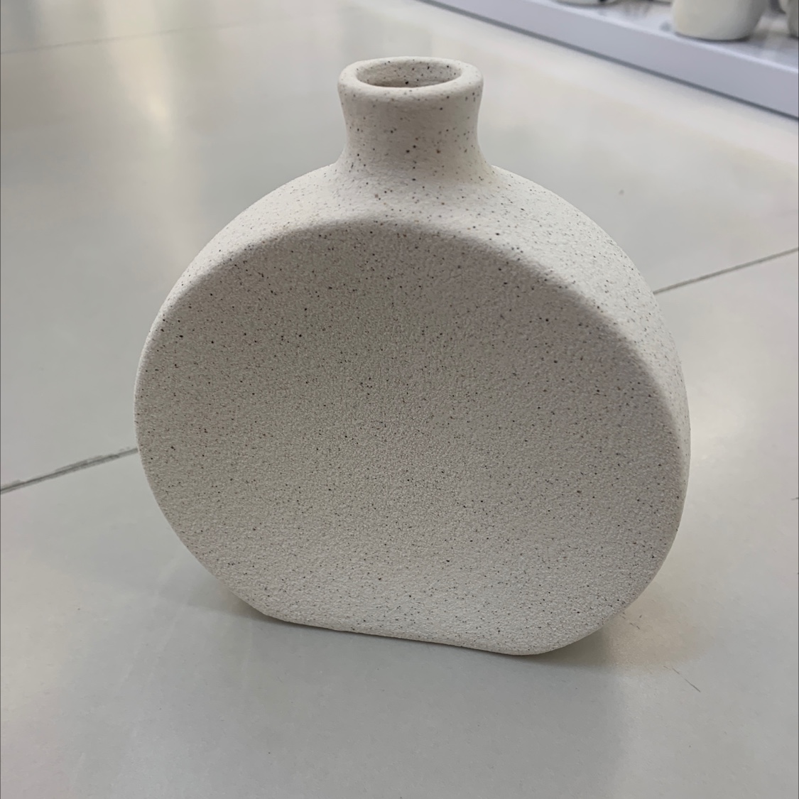 Ceramic vases, paper vases, resin aromatherapy ornaments, and a variety of creative home decoration flower and vase arrangement handicrafts