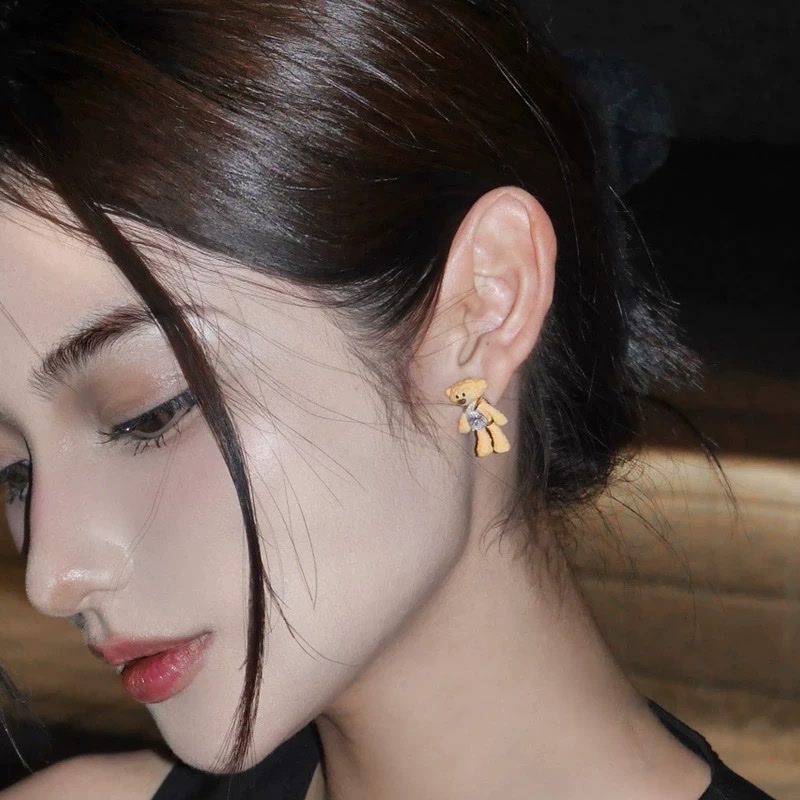 Little Bear fashionable and trendy earrings and accessories Application Scenario