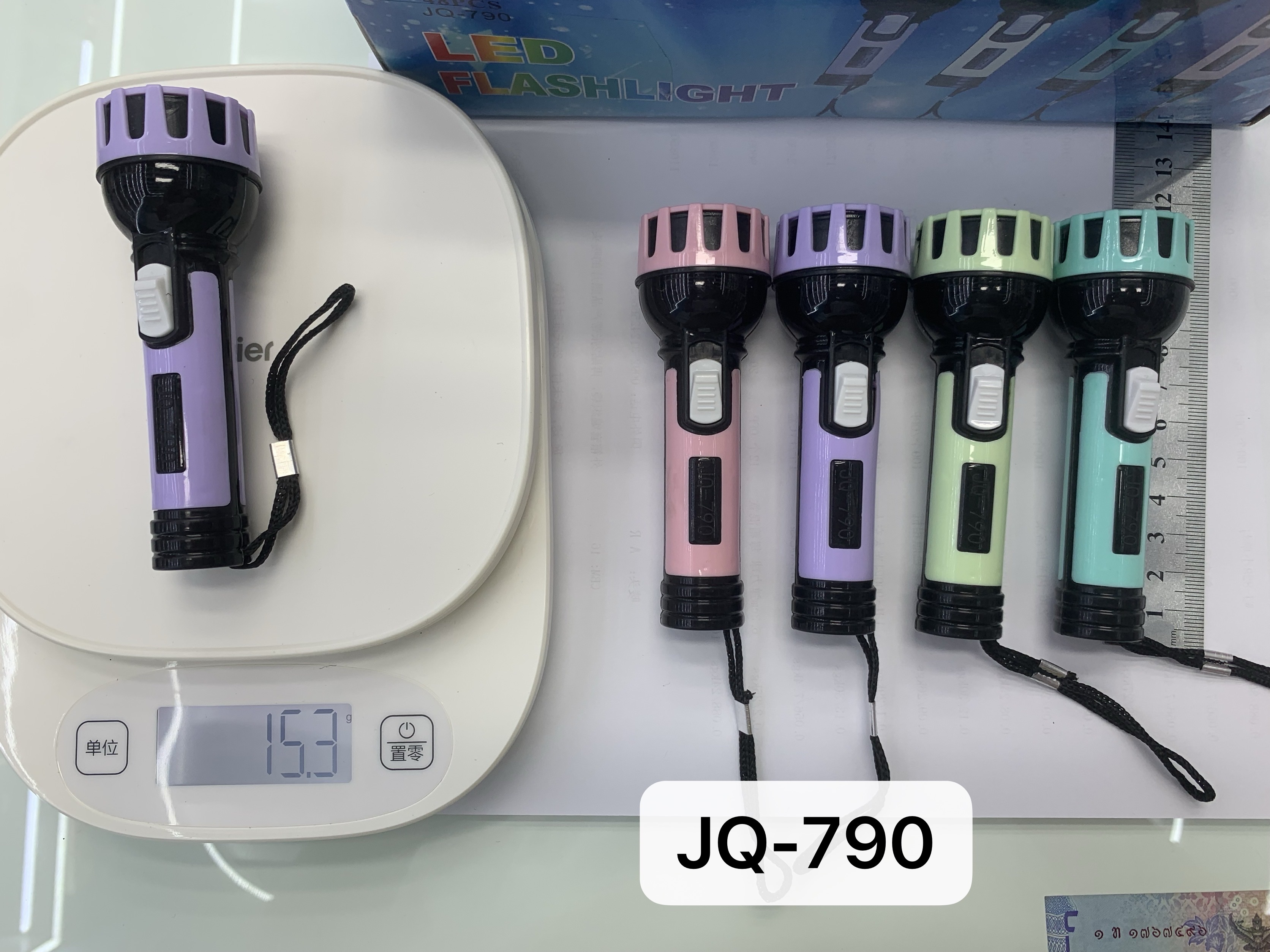 塑料手电筒、LED强光小电筒、便携户外照明灯、迷你家用手电筒，老人小孩都可使用的安全手电筒