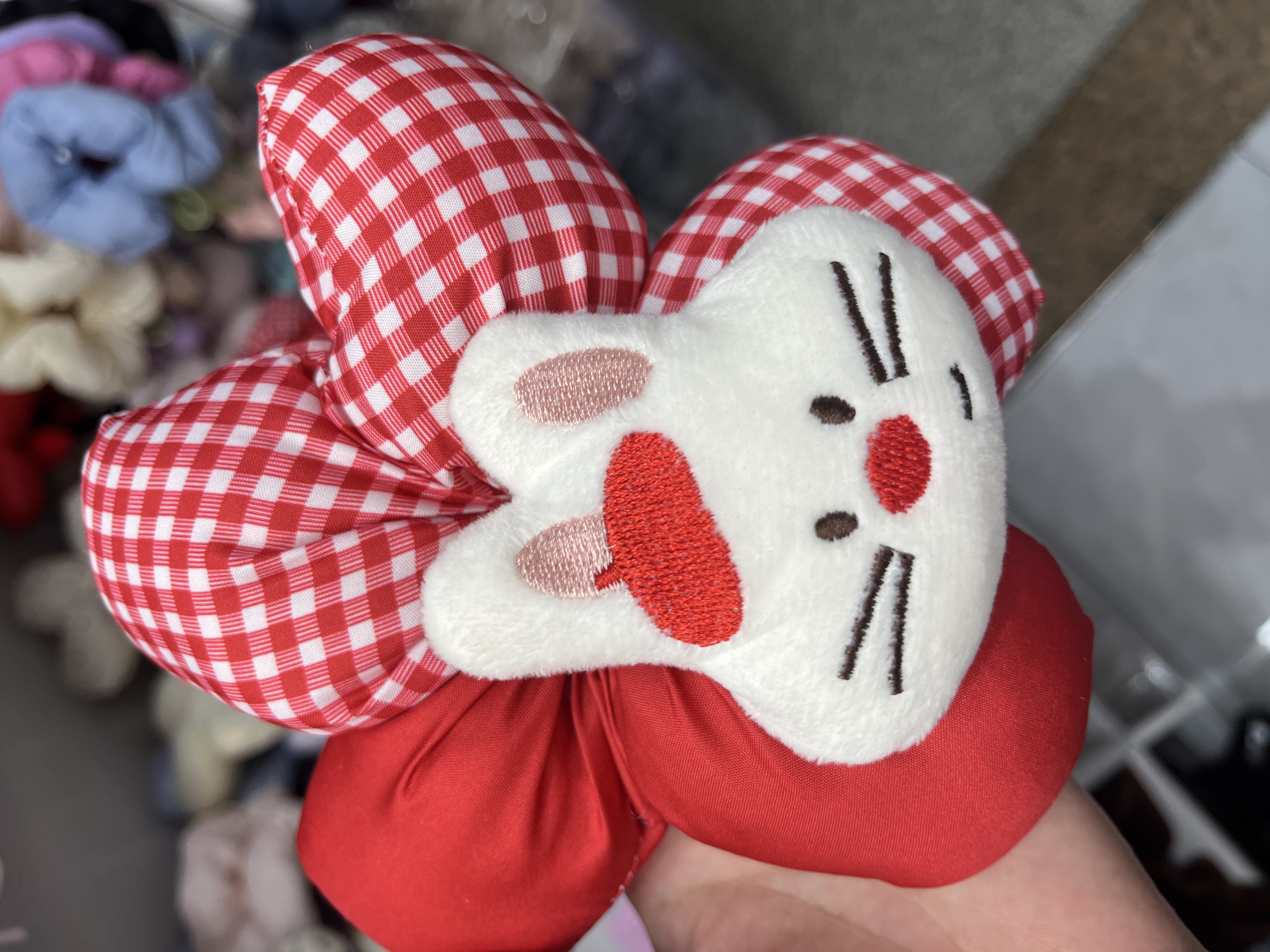 Trendy and fashionable cartoon cotton-filled hair bands, flower hair bands, bun hair, high ponytail hair bands, large intestine hair bands Application Scenario