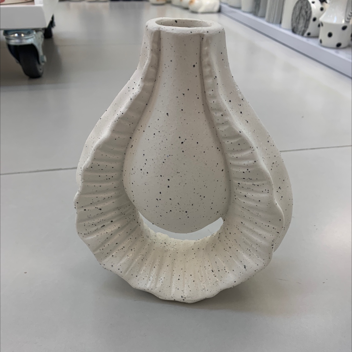 Ceramic vases, paper vases, resin aromatherapy ornaments, a variety of creative home decoration flower vases and decorative handicrafts