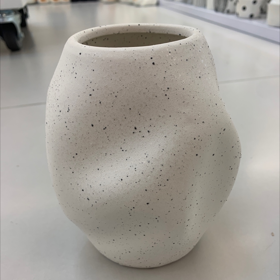 Ceramic vases, paper vases, resin aromatherapy ornaments, a variety of creative home decoration artworks, simple and modern style ceramic vases