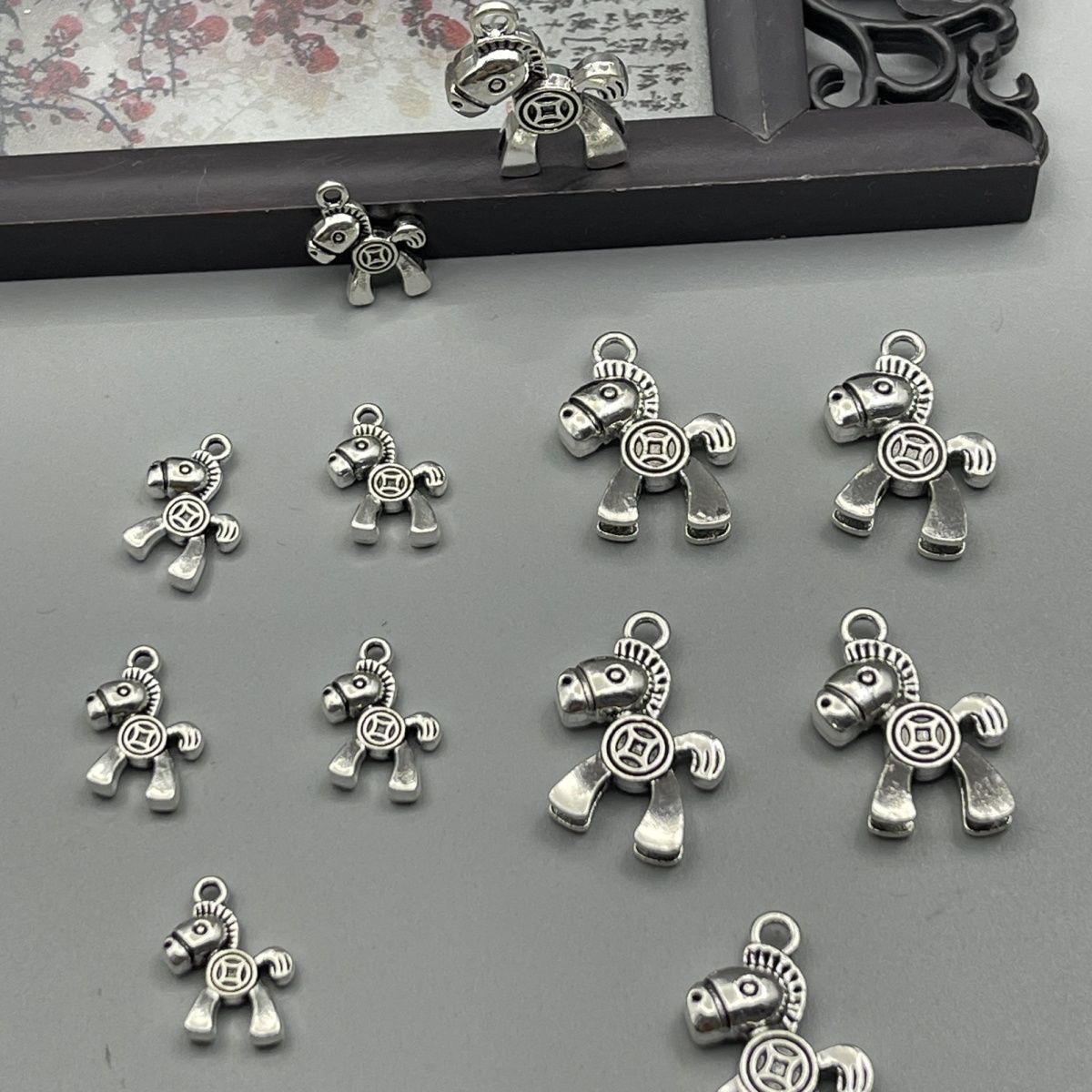 Alloy is about to have money. Pendant, Little horse handmade DIY necklace, bracelet, accessory, pendant, material Application Scenario