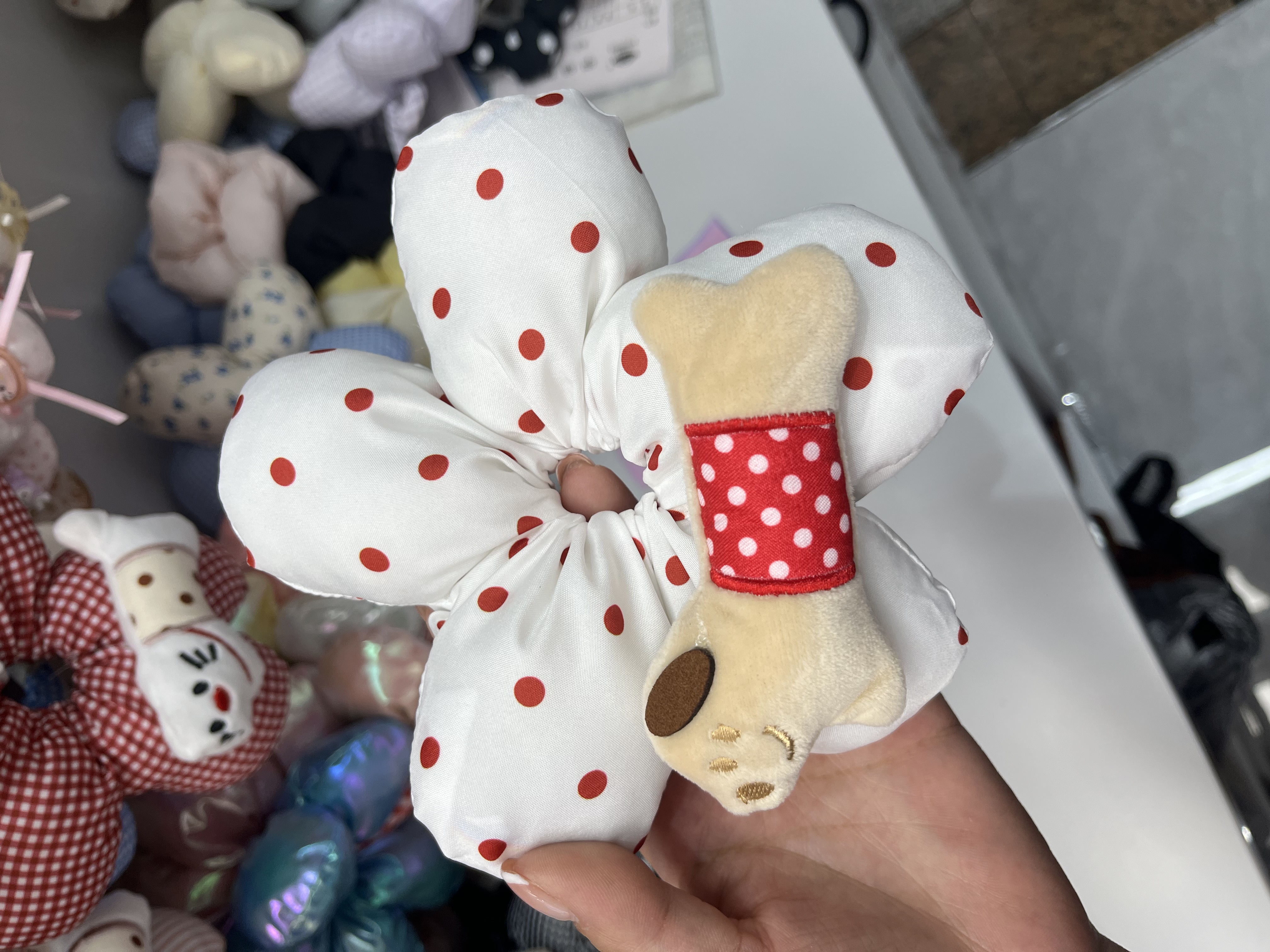 Trendy and fashionable dachshunds with cotton puffy hair bands, high ponytail hair bands and large intestine bands Application Scenario