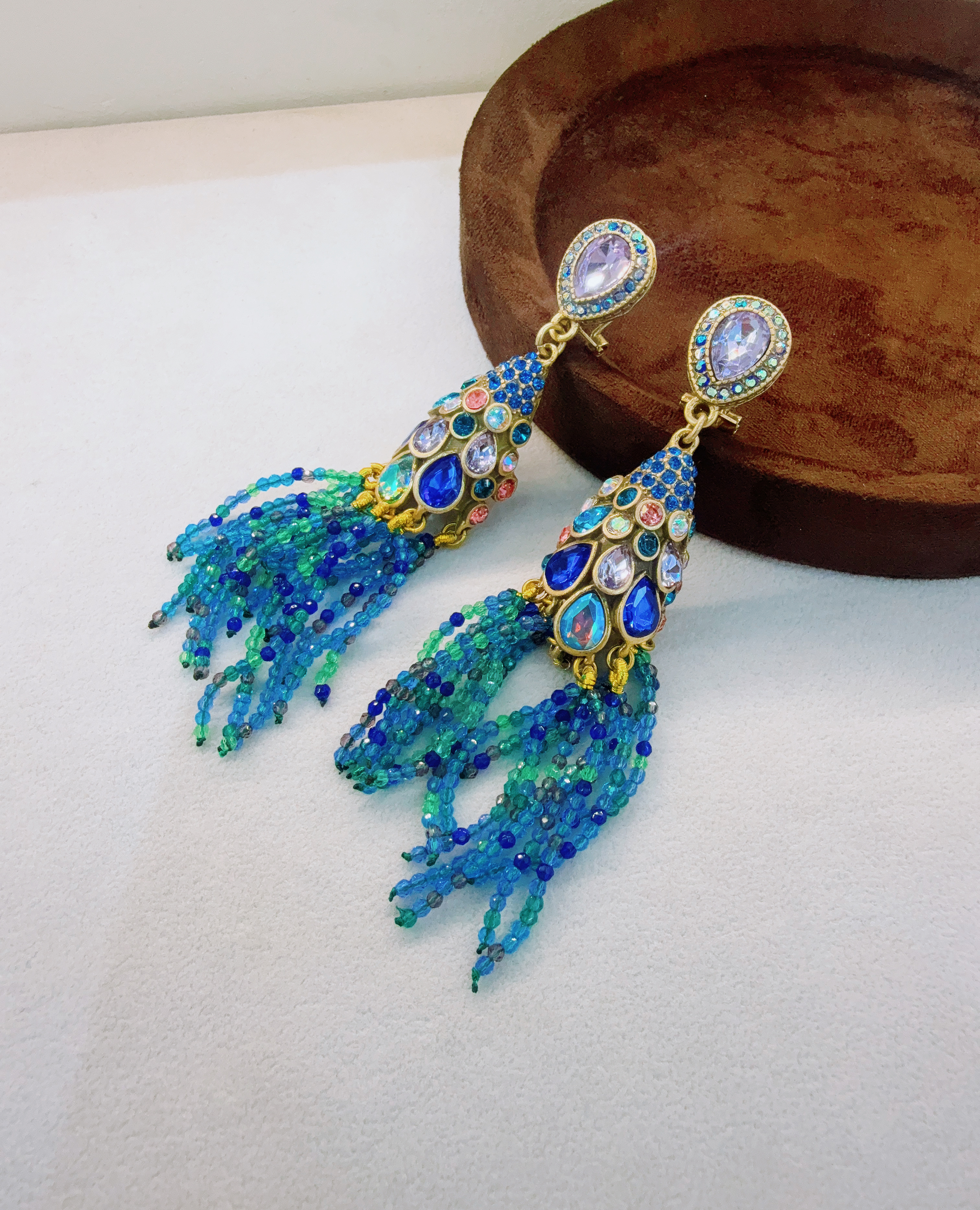 الاقراط المصنوعة من الكريستال پوسيميا المتدفقة من القرط الفضي في الإبرة الفضية S925 details Picture