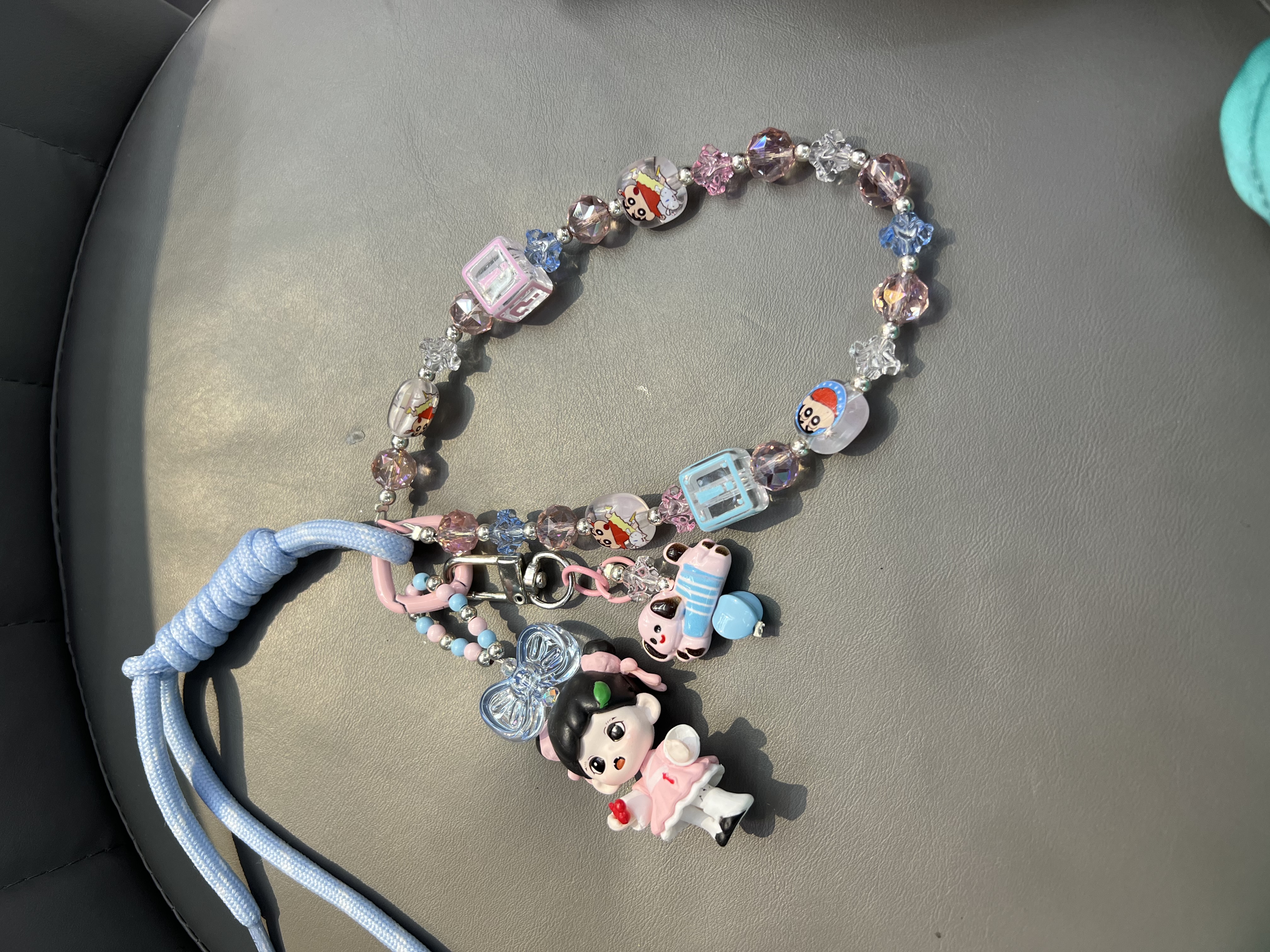 Trendy mobile phone pendants and bag buckles details Picture