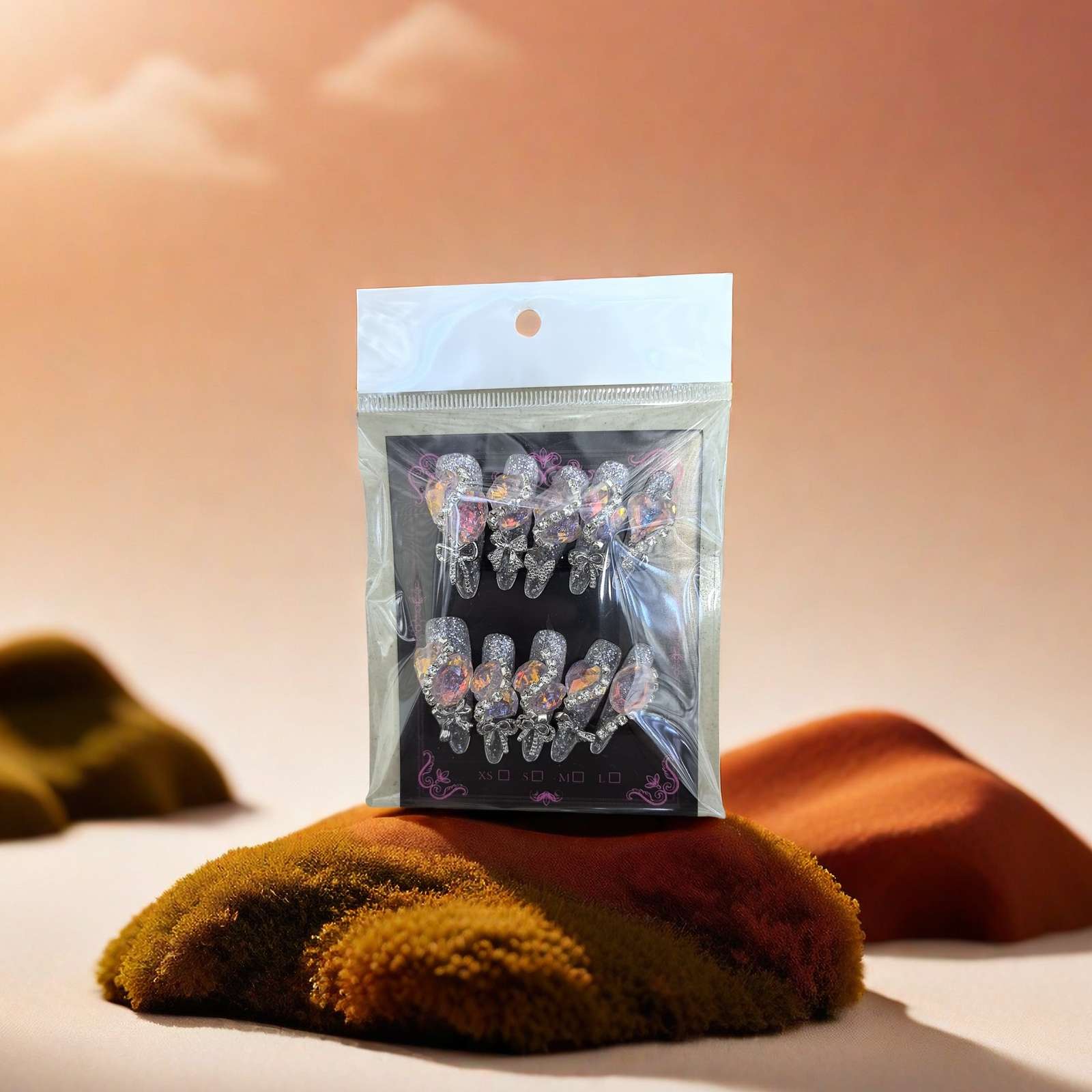 穿戴甲是一种可随时佩戴和卸除的美甲产品，具有便捷、款式多样和可重复使用的特点‌。
个人时尚搭配，如纯色款适合叠戴戒指营造