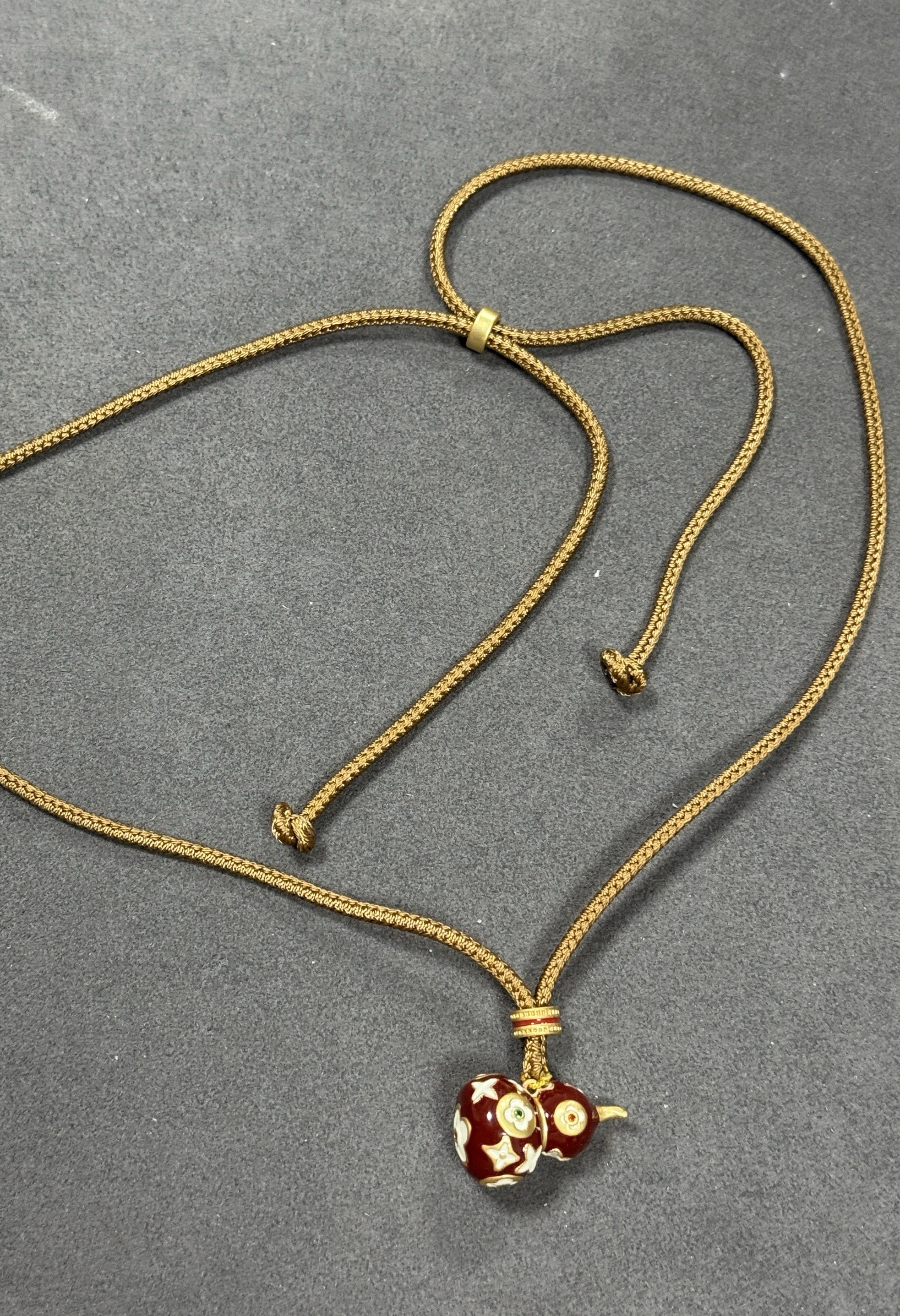 French light luxury high-end necklace, a retro and niche style for women, with gold ear hooks, a beautiful necklace accessory Application Scenario