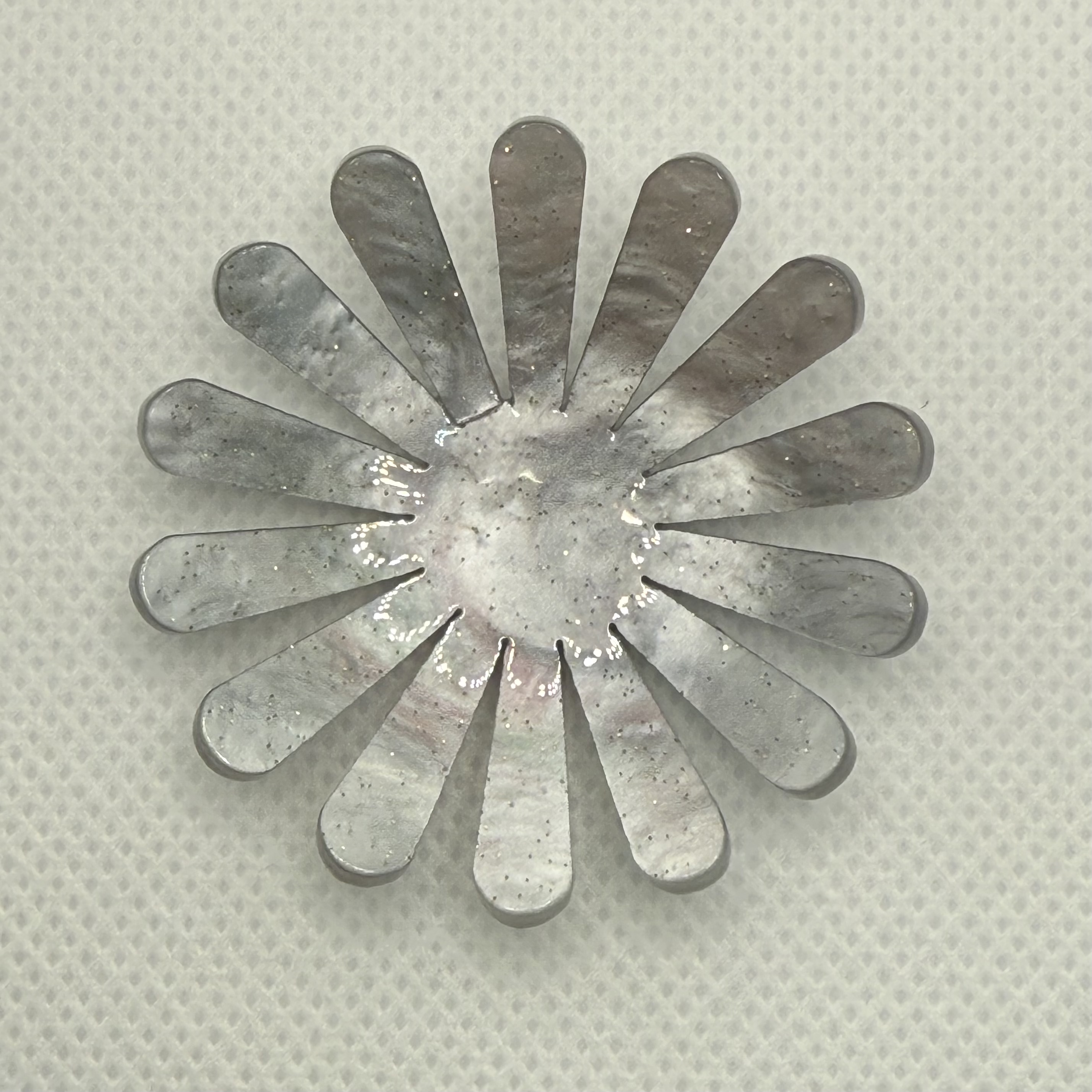 Daisy acrylic pendant is a fashionable and simple ear accessory