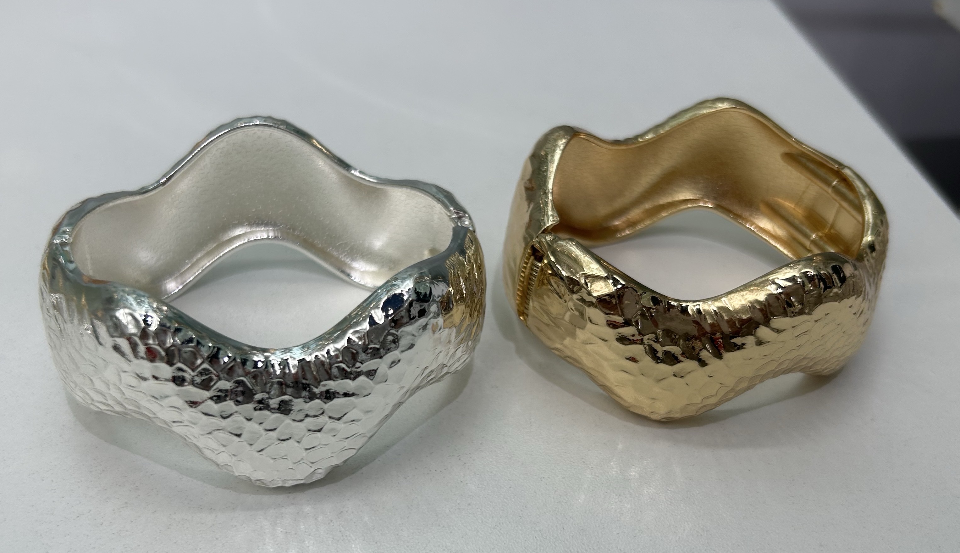 环保锌合金电镀手镯：时尚简约大方，独特气质，彰显个性，流行欧美，东南亚及非洲等地区