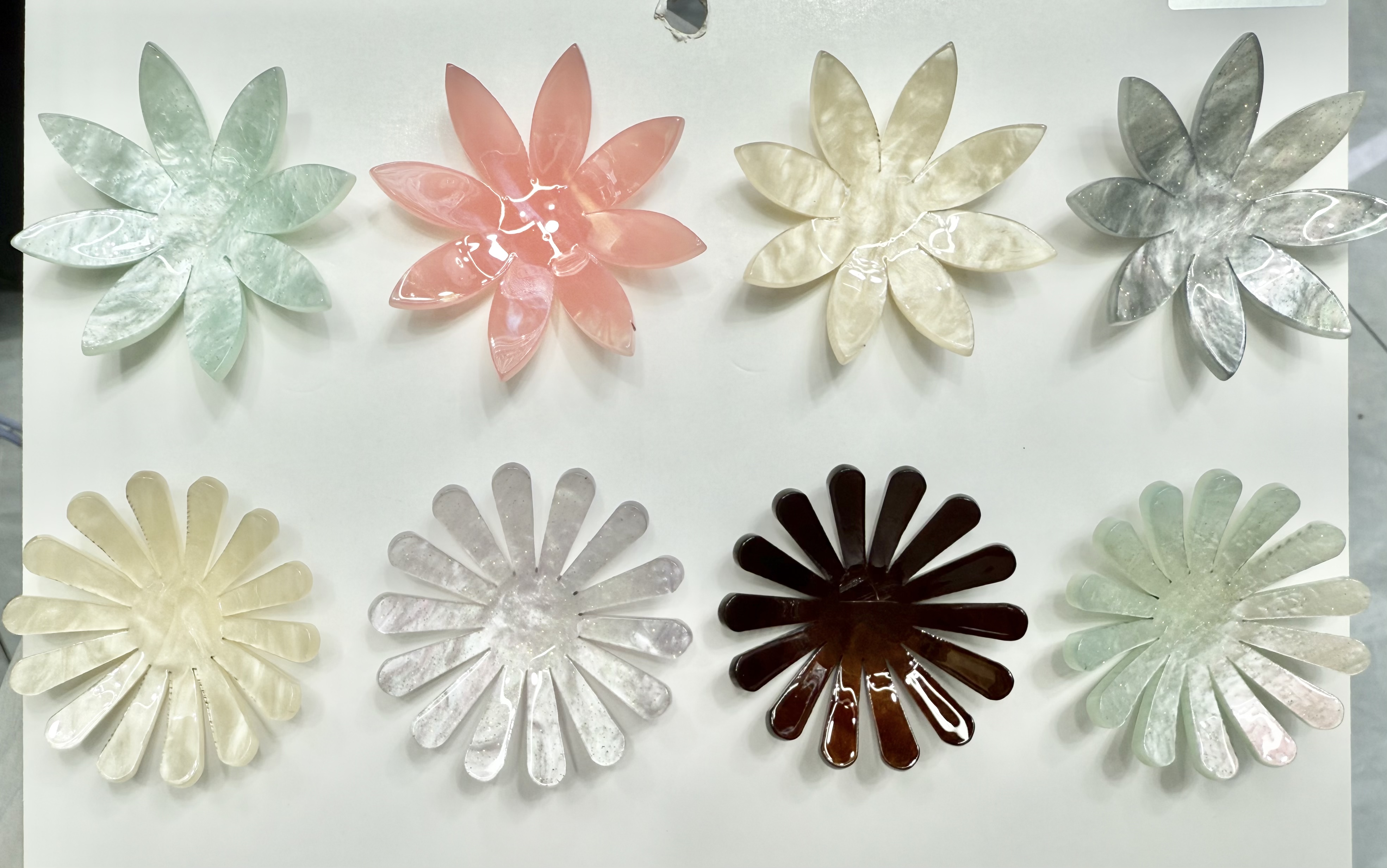 Daisy acrylic pendant is a fashionable and simple ear accessory detail image 2