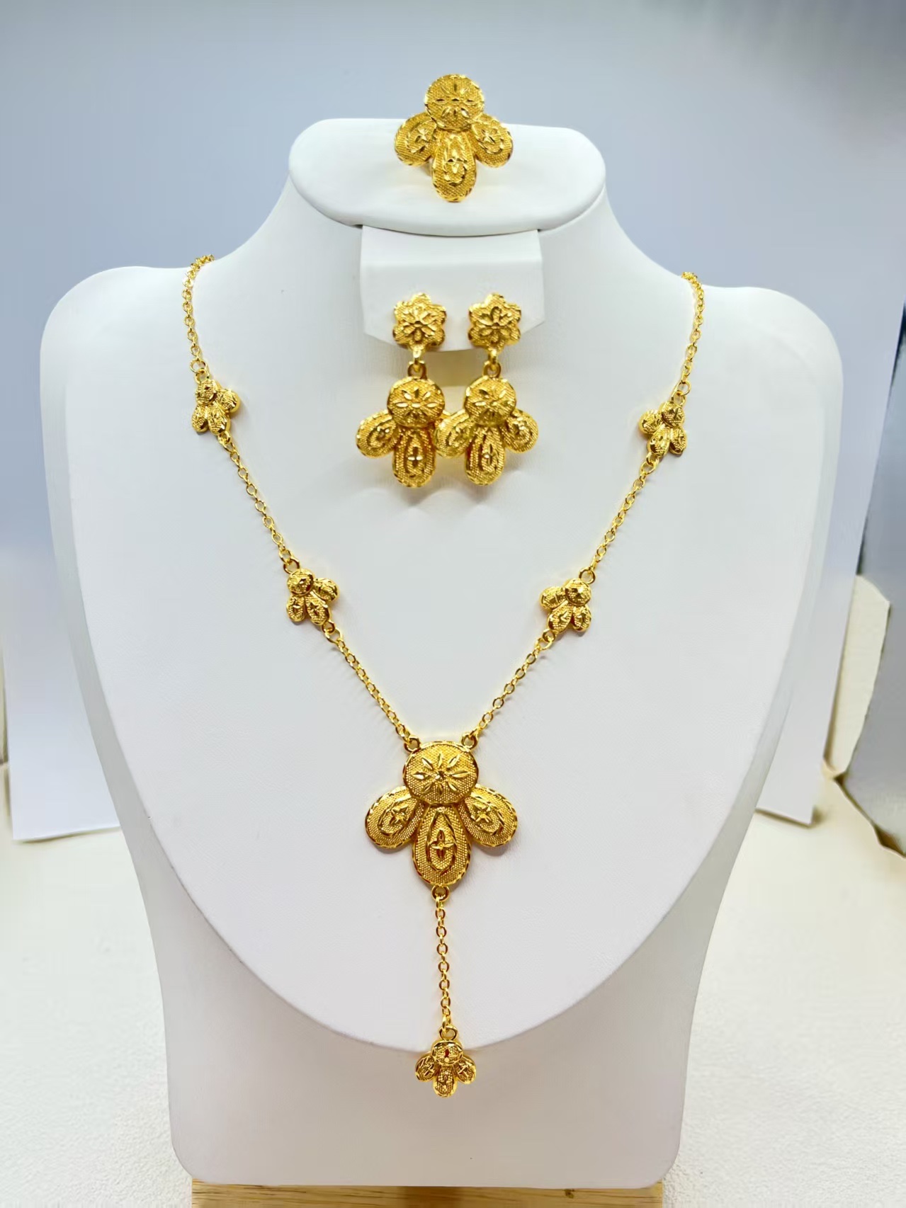 精品套装合金饰品时尚简约百搭女士项链首饰品礼物白底实物图