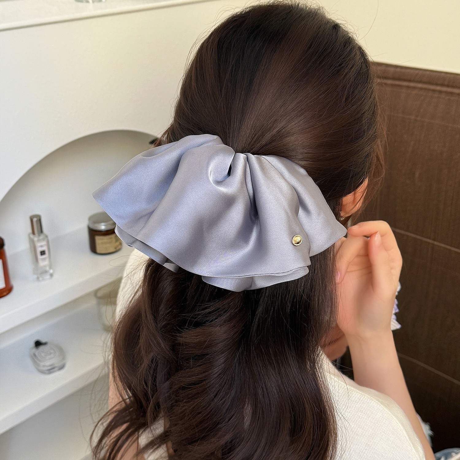 The solid-color satin bow hair clip at the back of the head is super ethereal, light luxury, fashionable and stylish. The ponytail clip is sweet and cute. It's for girls detail image 4