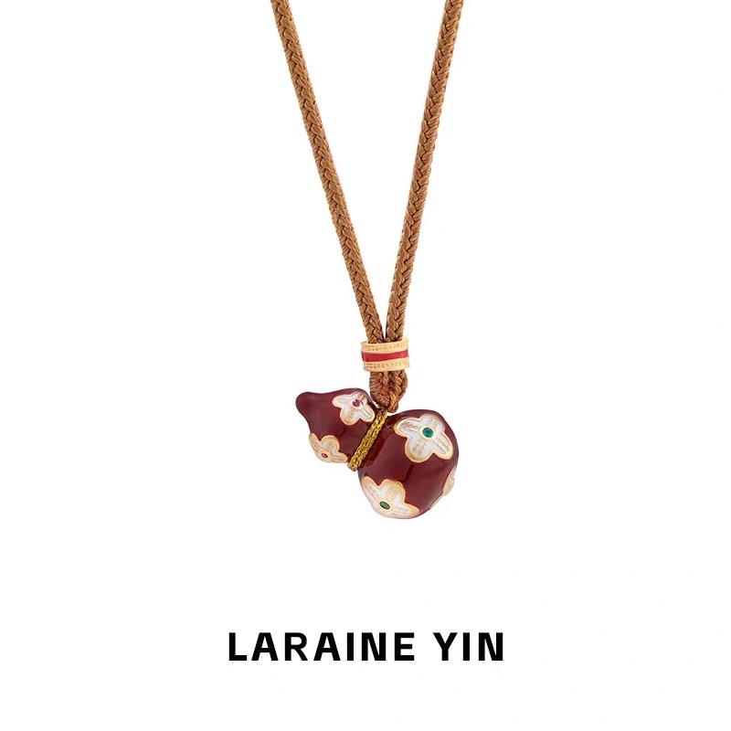 French light luxury high-end necklace, a retro and niche style for women, with gold ear hooks, a beautiful necklace accessory details Picture