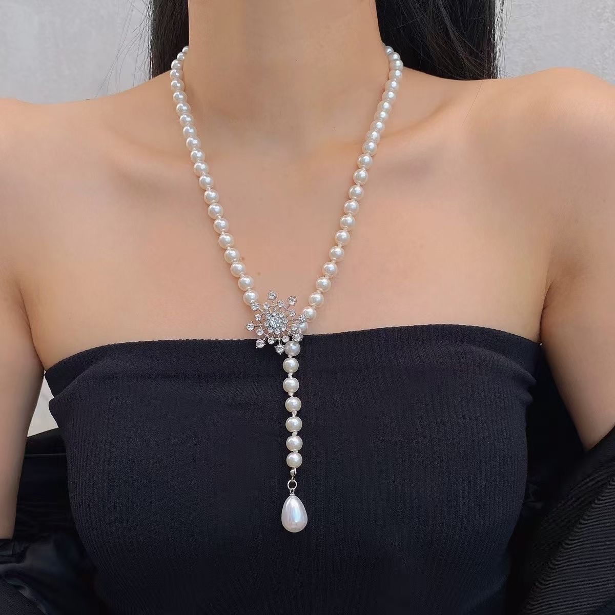 Pearl sweater chain long style 2024 New trendy high-end fashion women's autumn and winter pendant accessory necklace decoration Pearl sweater chain long style 2024 new trendy high-end fashion women's autumn and winter pendant accessory item Application Scenario