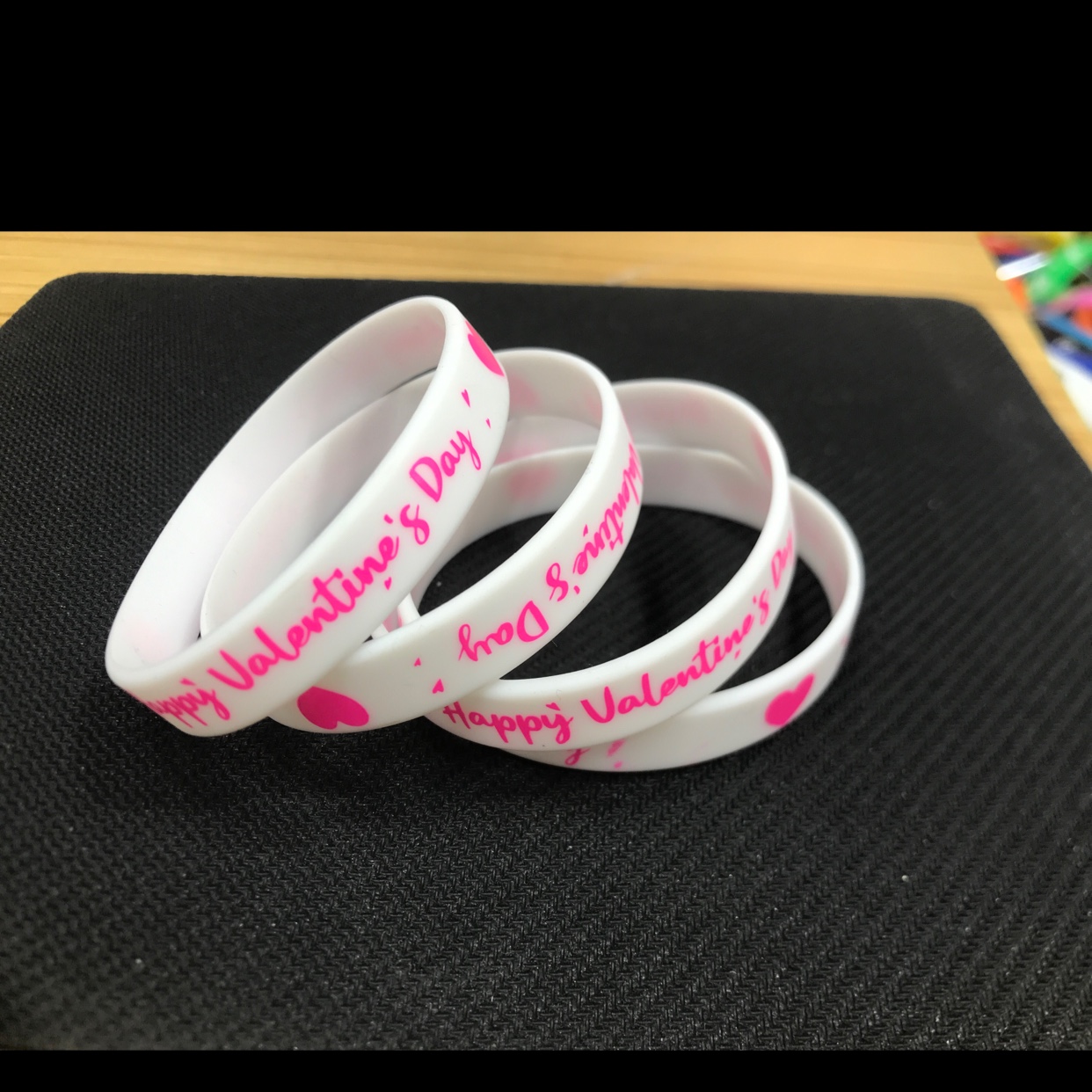 硅胶运动手环节日氛围礼品厂家直销