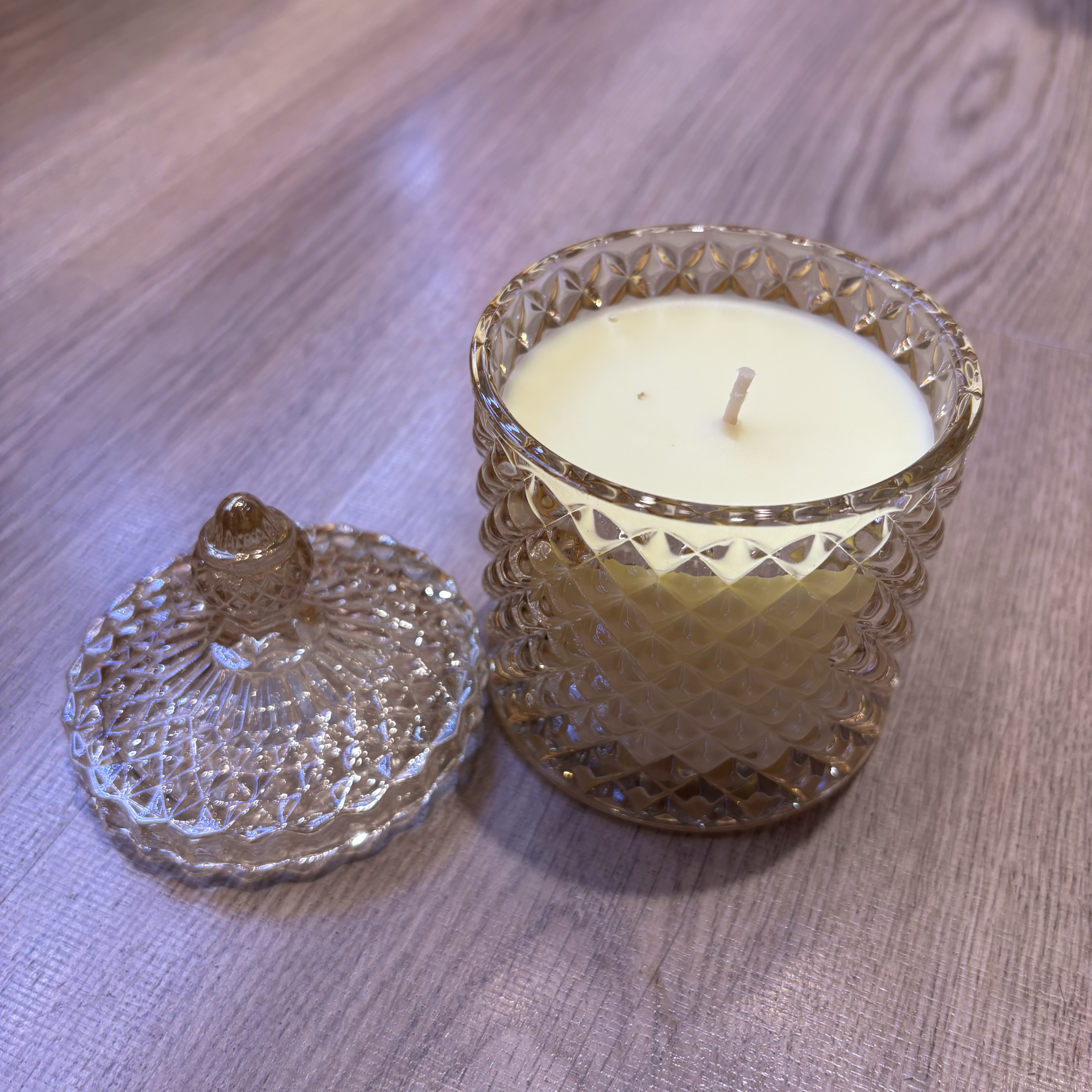 香薰蜡烛室内调情助眠持久高级感卧室情人节礼物
香薰蜡烛琉璃罐菱面浮雕状纹路玻璃容器彩色居家蜡烛 香薰蜡烛产品图