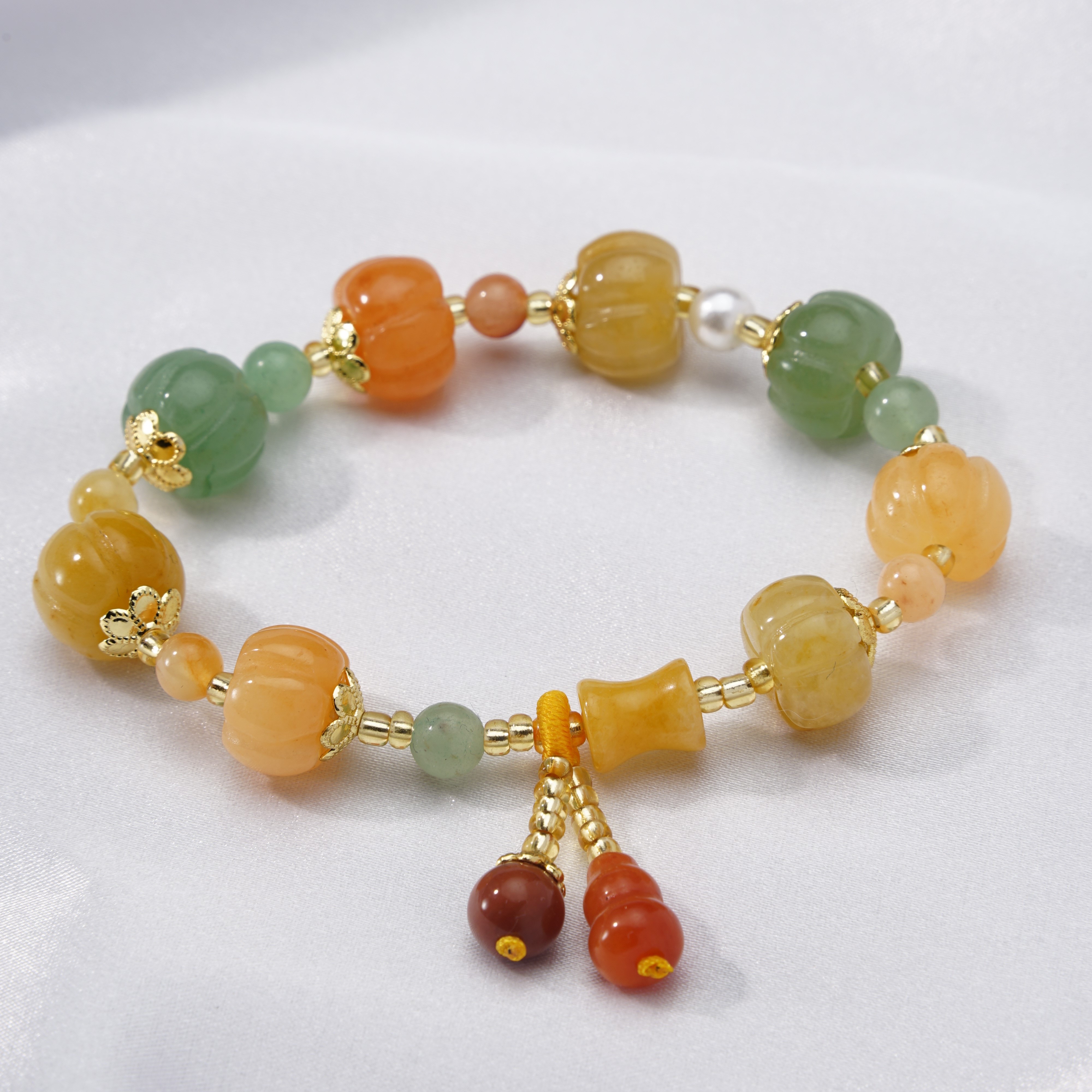 Natural gold thread jade bracelet, pumpkin bracelet, Xinjiang Hotan bracelet, jade bracelet, gourd, ethnic style, PI Xiu girl Application Scenario
